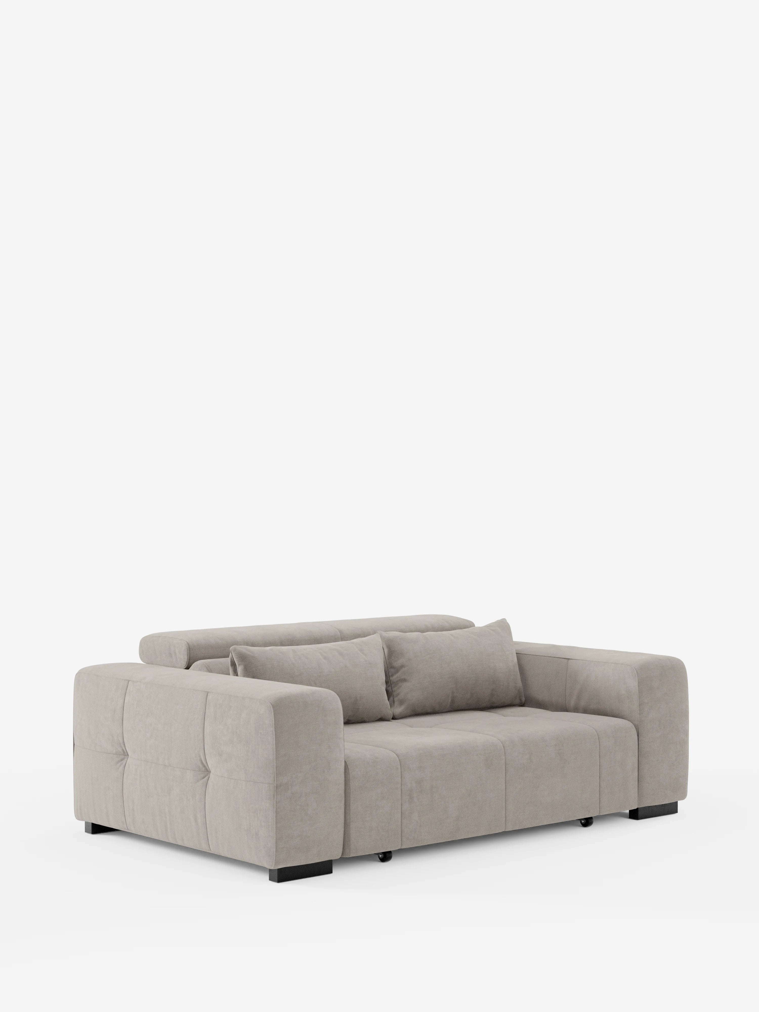 Un divano Monarch contemporaneo, di colore grigio chiaro — modello “Divano con Relax Elettrico” di Divani.Store — rivestito in morbido tessuto T31 antimacchia, caratterizzato da linee moderne e squadrate, fianchi e schienale trapuntati, ampi braccioli, poggiatesta reclinabili e sedute estensibili con due cuscini coordinati e piedini neri bassi, raffigurato su uno sfondo bianco a tinta unita.
