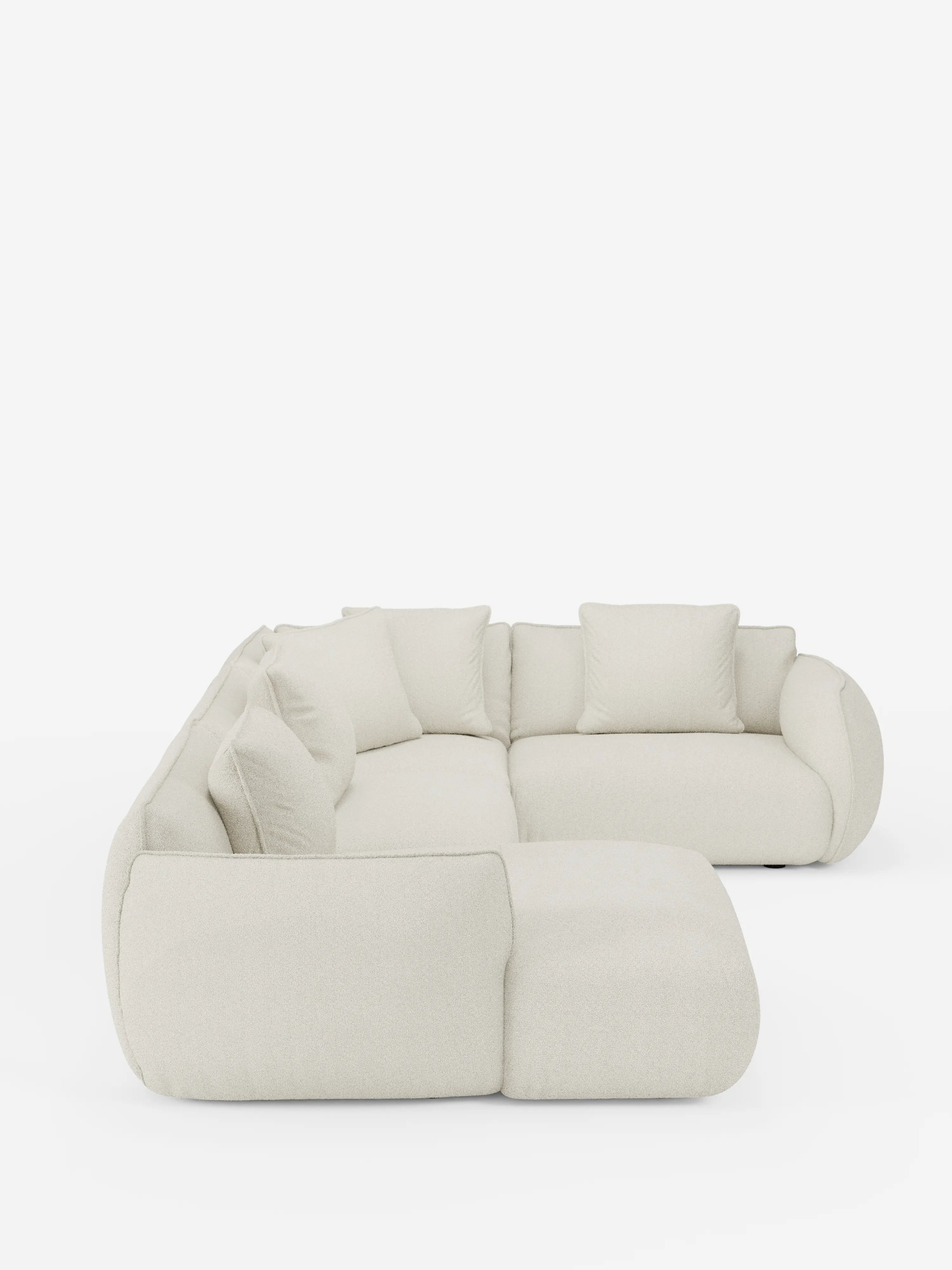 Il divano angolare panoramico componibile Nimbus con penisola e angolo in tessuto smacchiabile T33 di Divani.Store è un divano componibile contemporaneo a forma di L rivestito in tessuto bianco sporco facile da pulire. Questo elemento modulare è caratterizzato da morbidi cuscini di seduta e schienale, braccioli arrotondati e un profilo basso. Su uno sfondo bianco a tinta unita, il suo design pulito e minimalista risulta ancora più accentuato.