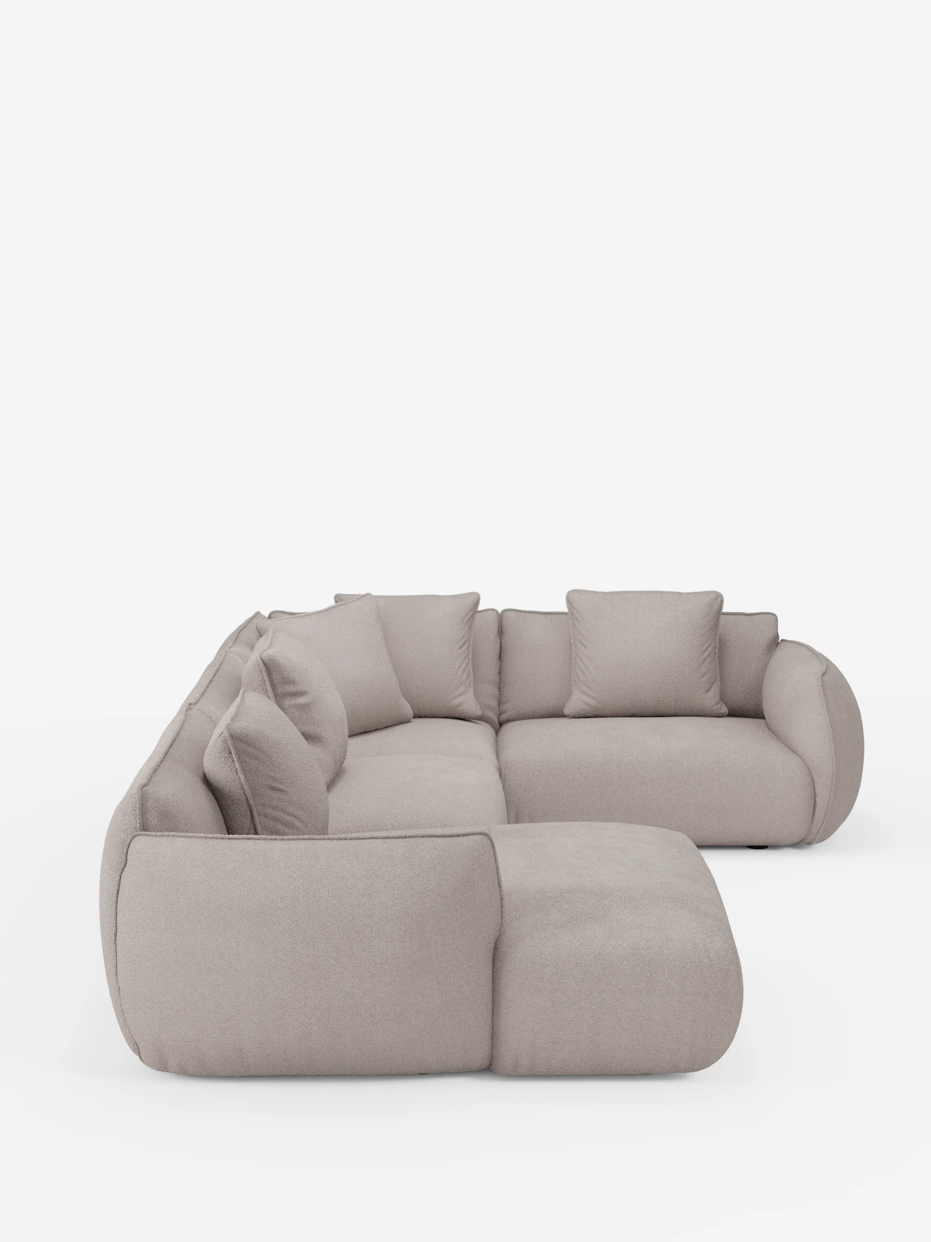 Vi presentiamo il divano angolare panoramico componibile con penisola e angolo in tessuto smacchiabile T33 di Divani.Store: un moderno divano componibile in una tonalità beige chiaro. Questo versatile divano angolare forma un’elegante L con una spaziosa chaise longue sul lato sinistro, caratterizzata da morbidi cuscini arrotondati e ampi braccioli per un comfort eccezionale. Quattro cuscini schienali coordinati sono disposti con cura lungo lo schienale, il tutto su uno sfondo bianco pulito.