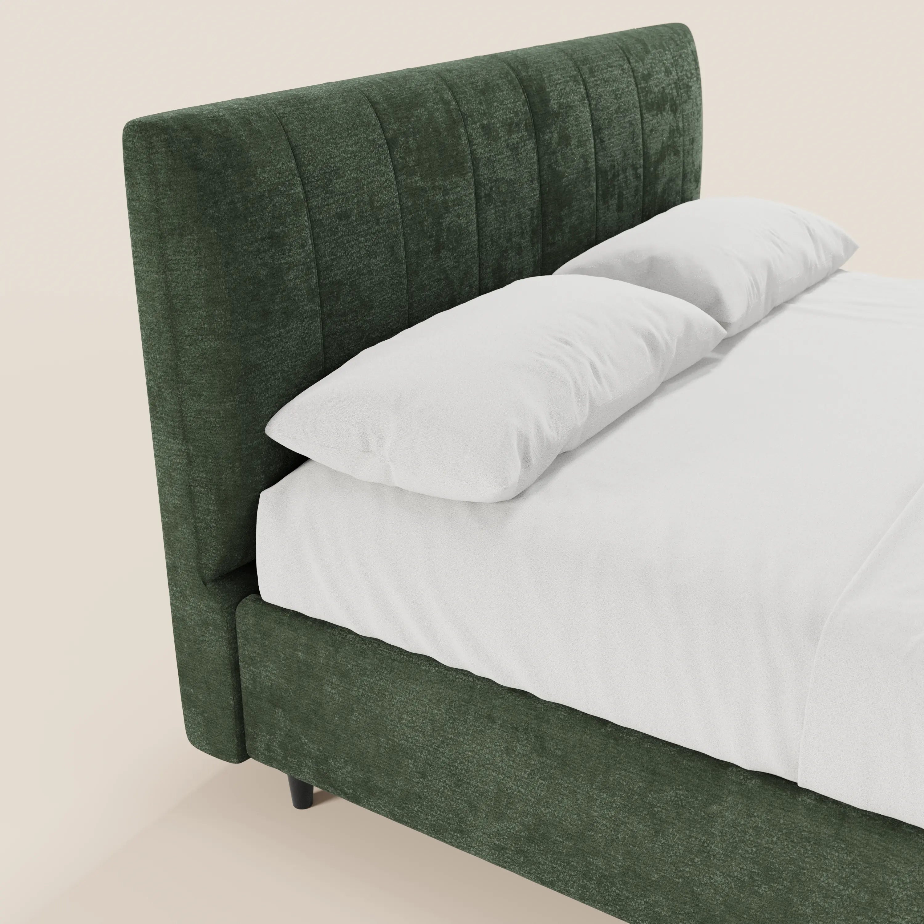 Il letto imbottito con contenitore ONYX di Letti.store è caratterizzato da un tessuto verde intenso, certificato Oeko-Tex®, e da una testiera alta a pannelli verticali. La biancheria da letto di un bianco brillante e due cuscini completano il look su uno sfondo beige tenue; ne è visibile solo una parte.