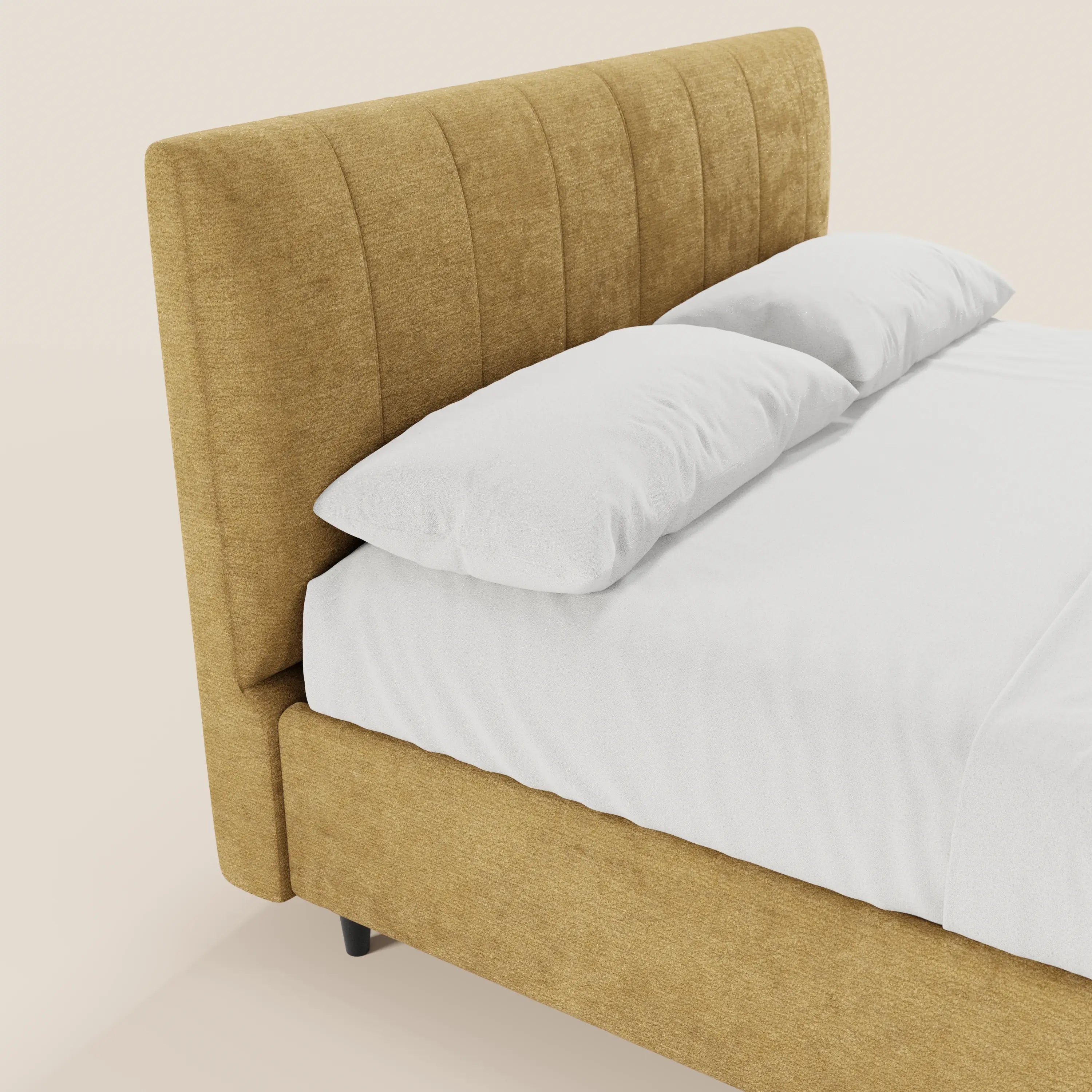 Letto imbottito ONYX con contenitore e testiera verticale in tessuto Oeko-Tex® di Letti.store, raffigurato in tessuto giallo senape testurizzato con lenzuola e cuscini bianchi su sfondo color crema; sono visibili solo il lato sinistro e l’angolo del letto moderno.