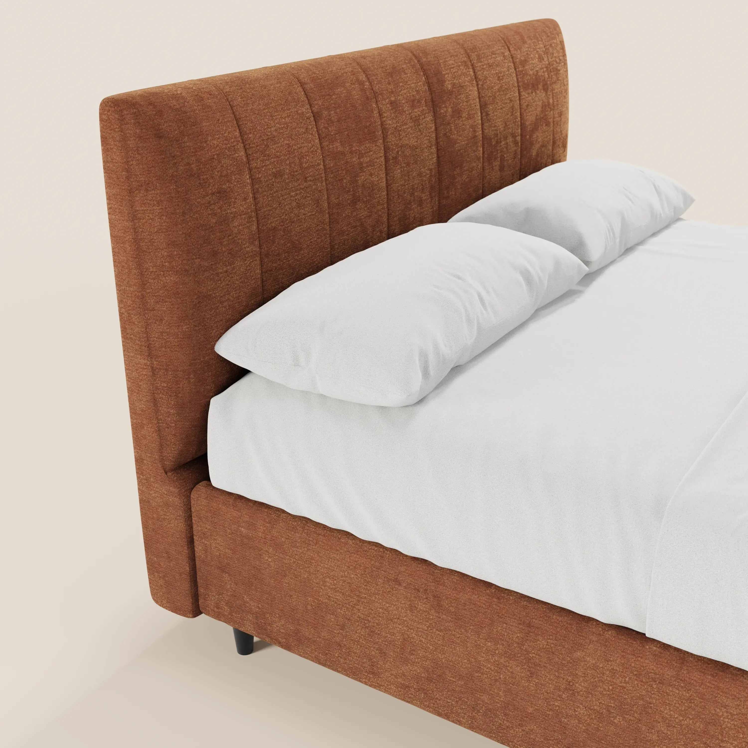 Un primo piano di ONYX, il letto imbottito di Letti.store, caratterizzato da una testiera in tessuto color ruggine certificato Oeko-Tex® con cuciture verticali e da una base contenitiva. Il letto è rifatto con cura con lenzuola e cuscini bianchi su uno sfondo chiaro.