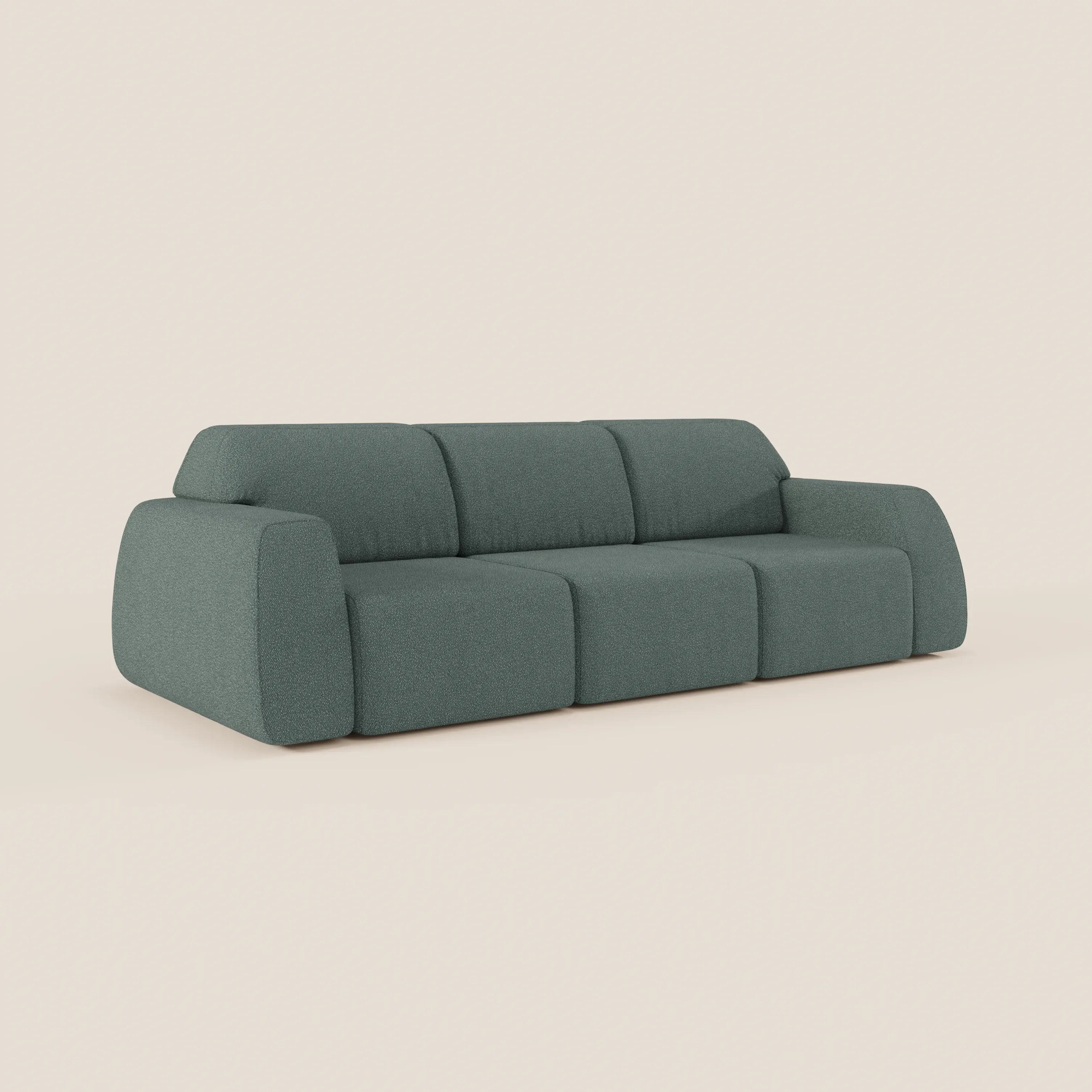 Il divano Orbit di Divani.Store è un 3 posti moderno e minimalista con sedute scorrevoli e allungabili in tessuto T33 lavabile effetto cotone. Gli spessi braccioli arrotondati e lo schienale basso di colore verde acqua si stagliano su uno sfondo bianco sporco.