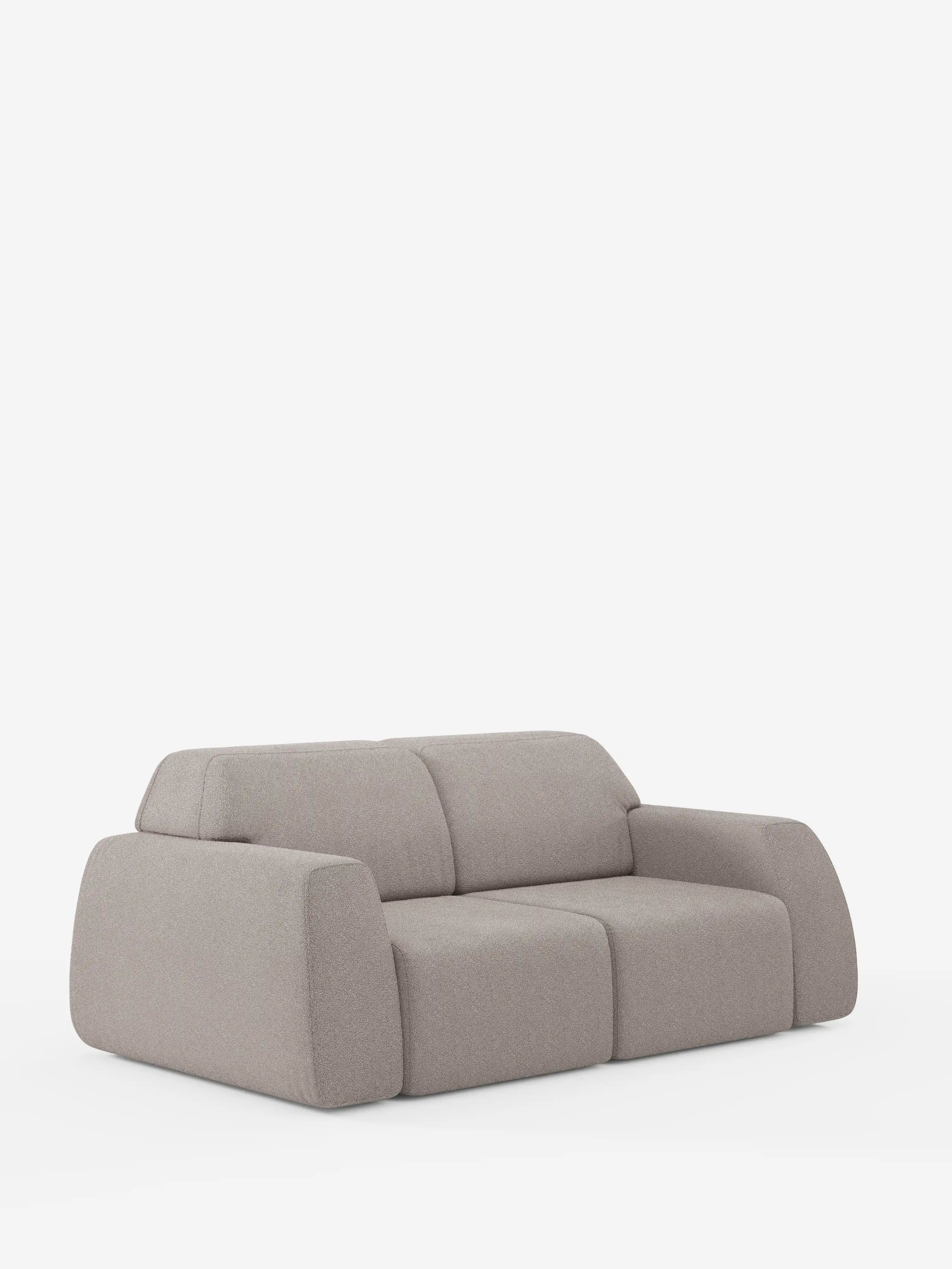Un divano a tre posti Orbit di Divani.Store, dal design moderno e minimalista in grigio chiaro, caratterizzato da ampi braccioli arrotondati e morbidi cuscini, spicca su uno sfondo bianco. Questo divano moderno presenta un profilo basso e un aspetto morbido e accogliente, con due sezioni di seduta. Il rivestimento, completamente sfoderabile, è realizzato in tessuto T33 effetto cotone, facile da pulire.