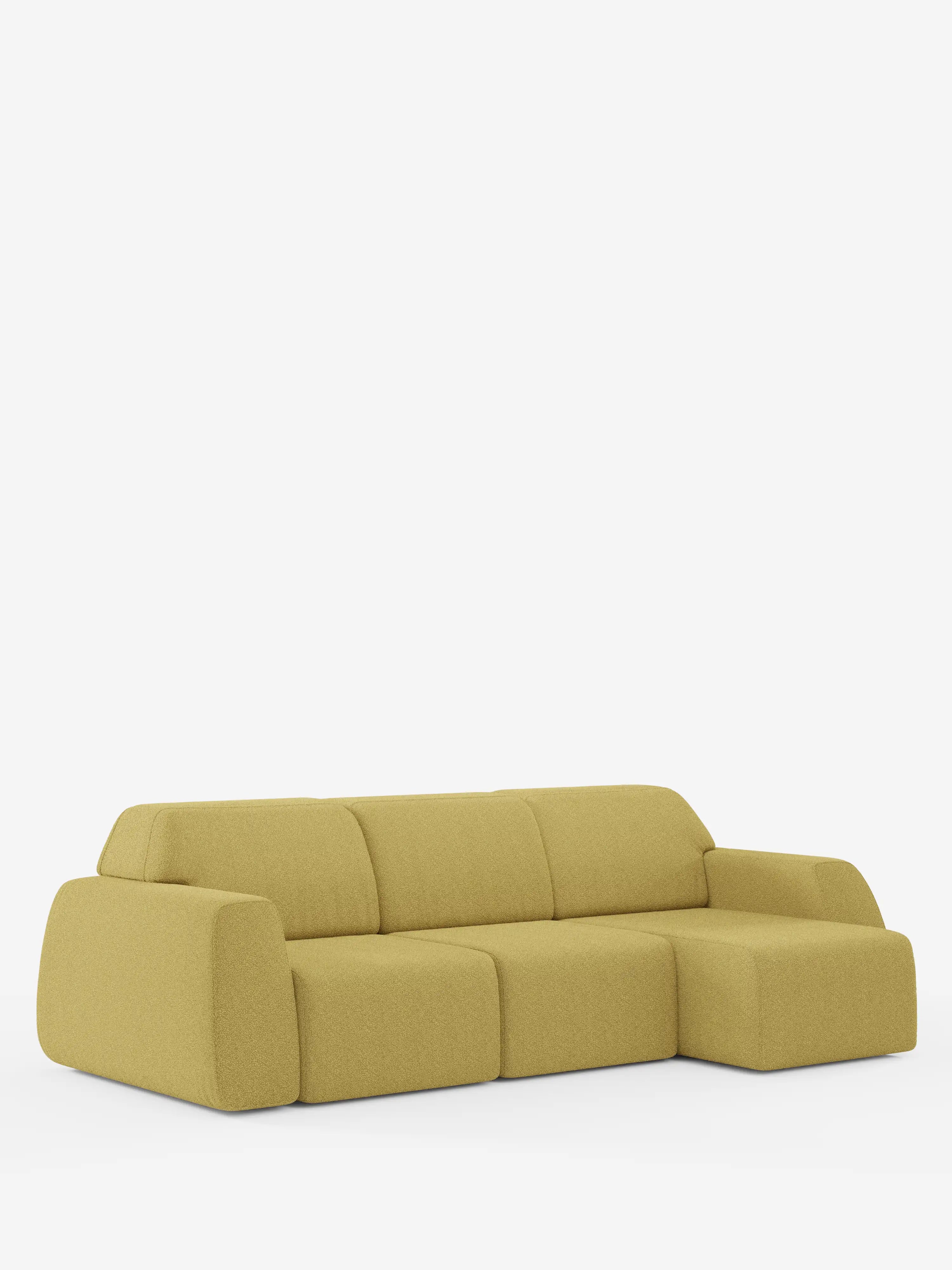 Un divano angolare contemporaneo della linea Orbit con penisola reversibile e tutte le sedute allungabili, rivestito in tessuto smacchiabile effetto cotone T33 di Divani.Il modello, in un'elegante tonalità giallo senape, presenta tre grandi cuscini, una chaise longue sul lato destro, bordi arrotondati e una silhouette dal profilo basso, il tutto su uno sfondo bianco a tinta unita.