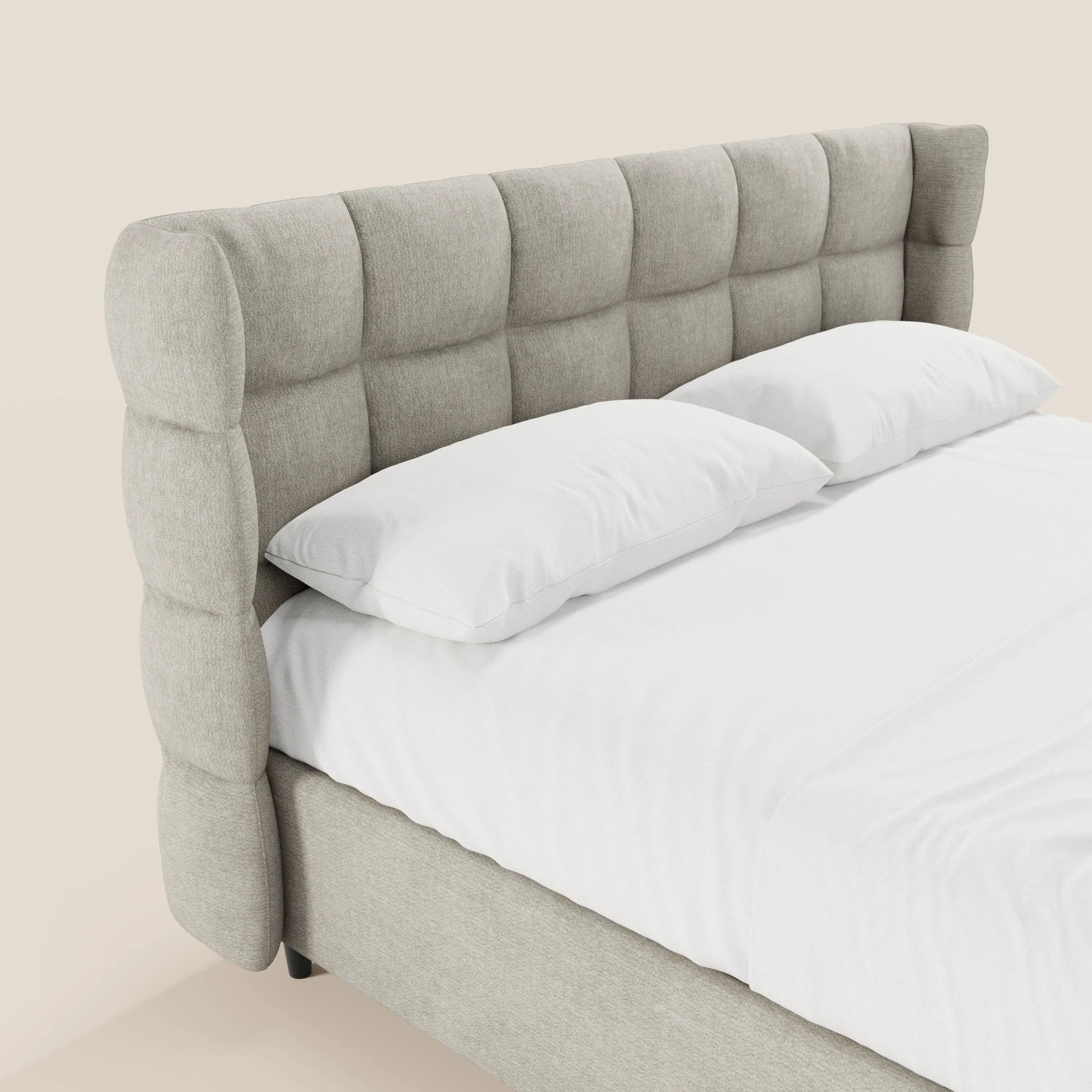 Il letto imbottito RAGNAR di Letti.store presenta una testiera alta e capitonné in tessuto certificato Oeko-Tex®. Con lenzuola bianchissime e due grandi cuscini, offre un look pulito e moderno su uno sfondo neutro e include un pratico vano portaoggetti.