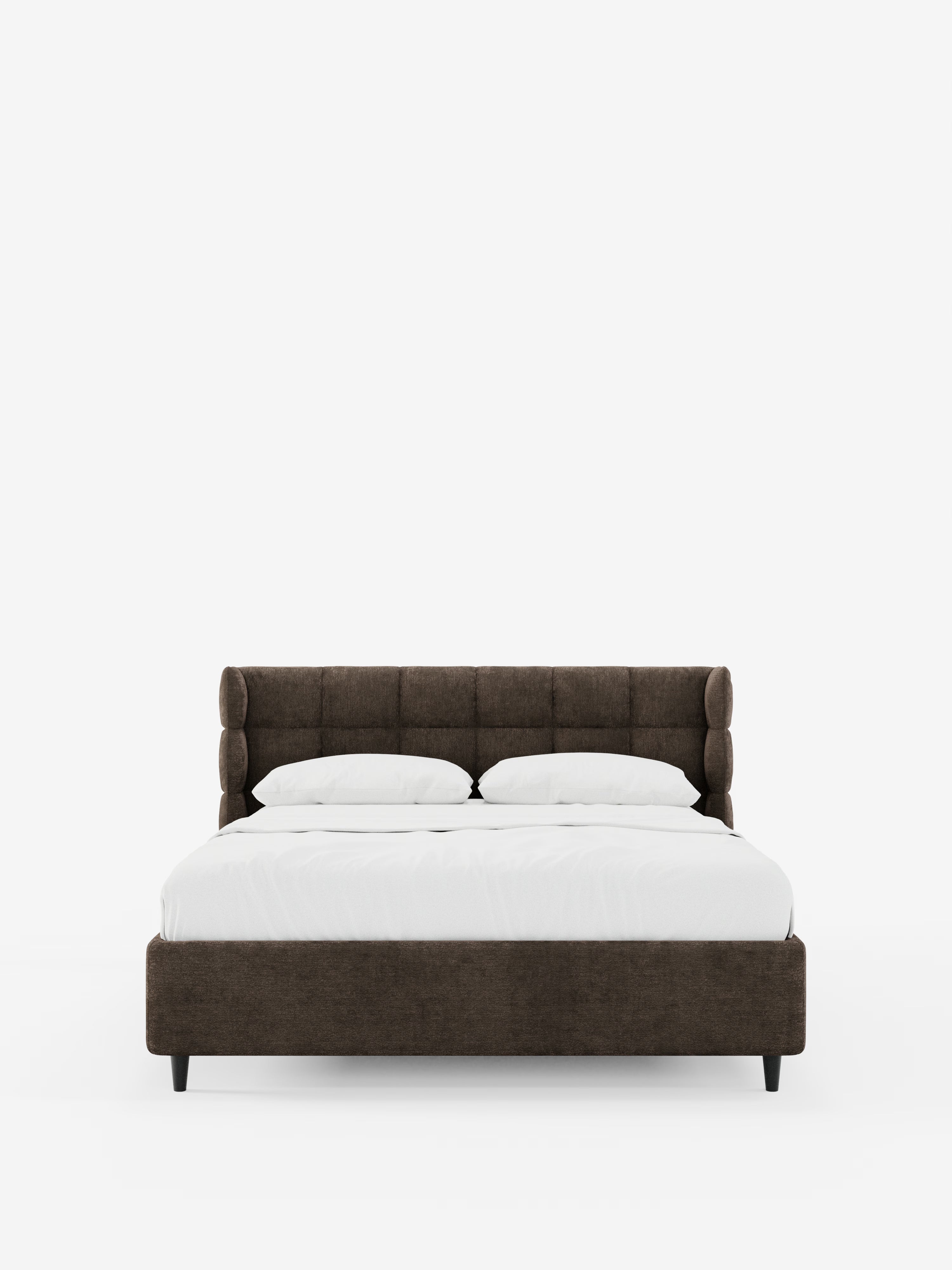 Il letto imbottito RAGNAR con contenitore e testiera capitonné avvolgente di Letti.store è presentato nella versione marrone scuro, caratterizzato da un elegante tessuto certificato Oeko-Tex®. La struttura del letto comprende una testiera imbottita e trapuntata in classico stile capitonné, accompagnata da due cuscini bianchi e da un piumone bianco ben rifinito. Il design è completato da gambe corte e angolate di colore nero ed è presentato su uno sfondo bianco a tinta unita.