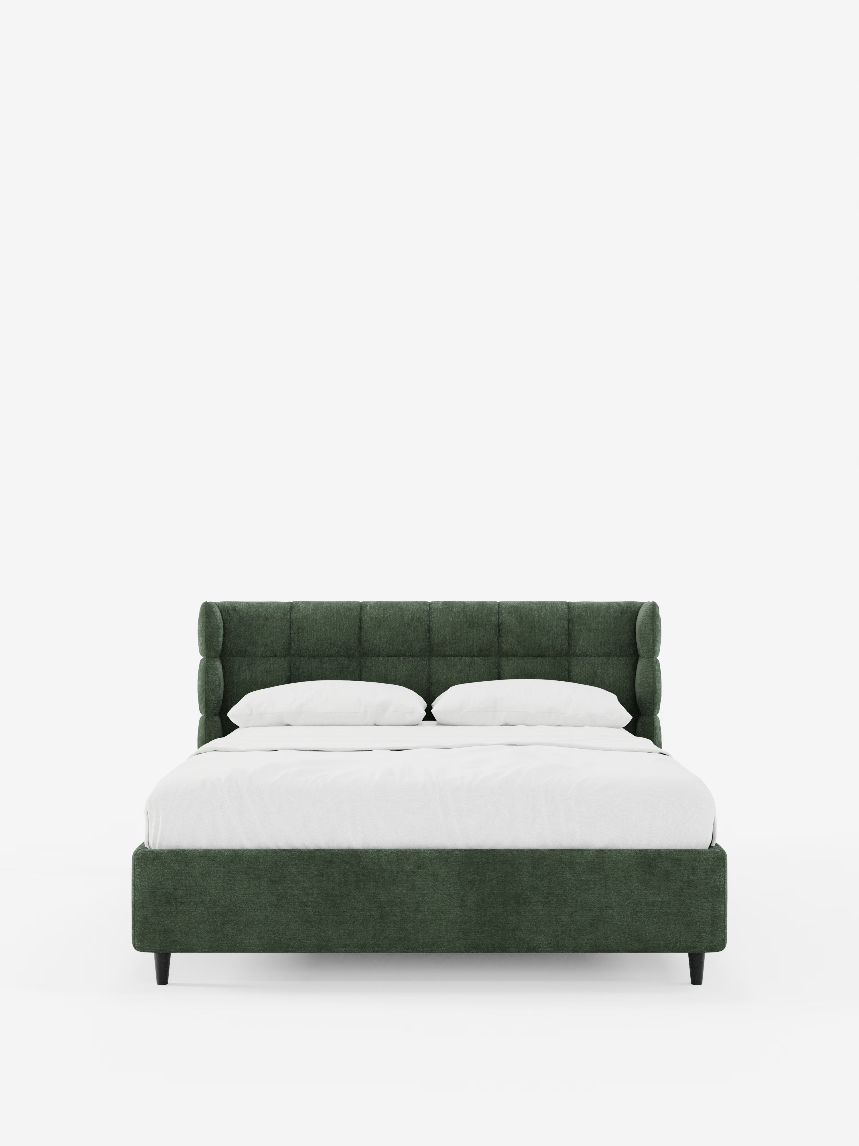Il letto imbottito RAGNAR con contenitore e testiera capitonné avvolgente di Letti.store presenta un rivestimento verde certificato Oeko-Tex® e un'elegante testiera capitonné avvolgente, sostenuta da gambe scure. Visto di fronte, il letto è rifatto con cura con un piumone bianco e due cuscini bianchi su uno sfondo bianco a tinta unita.