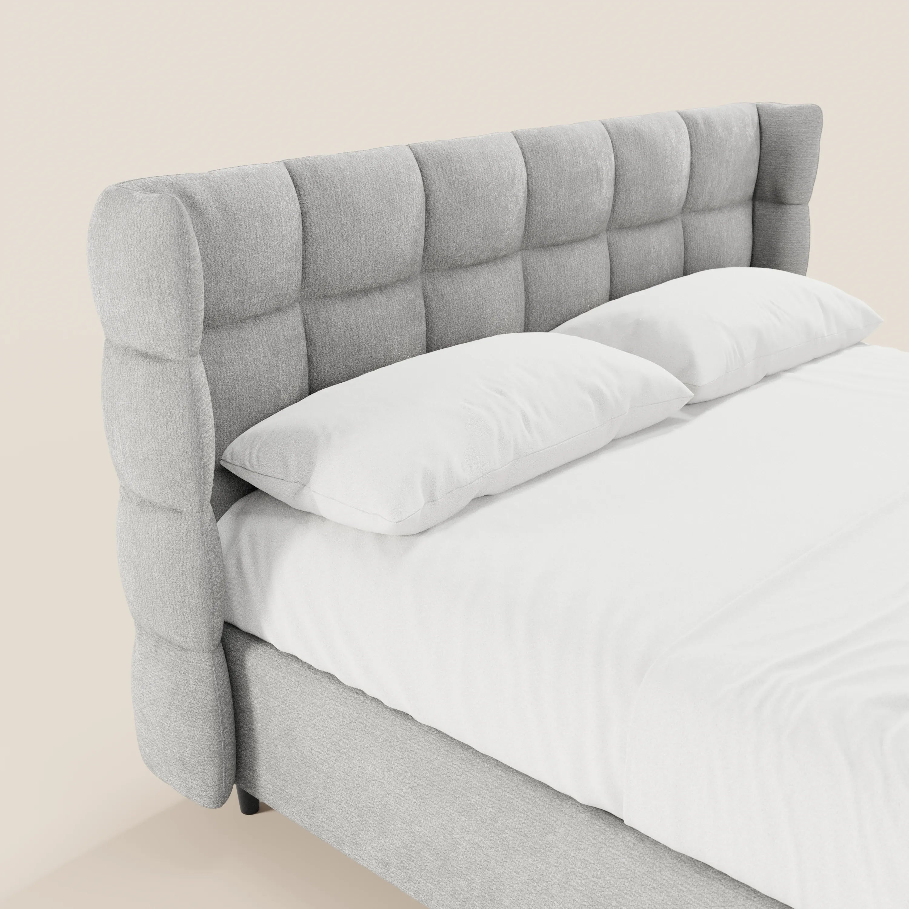 Il letto imbottito RAGNAR di Letti.store presenta una testiera avvolgente capitonné in tessuto grigio chiaro certificato Oeko-Tex®, un'ampia imbottitura a quadrati e un pratico vano contenitore. Realizzato con lenzuola e cuscini bianchi su sfondo a tinta unita.