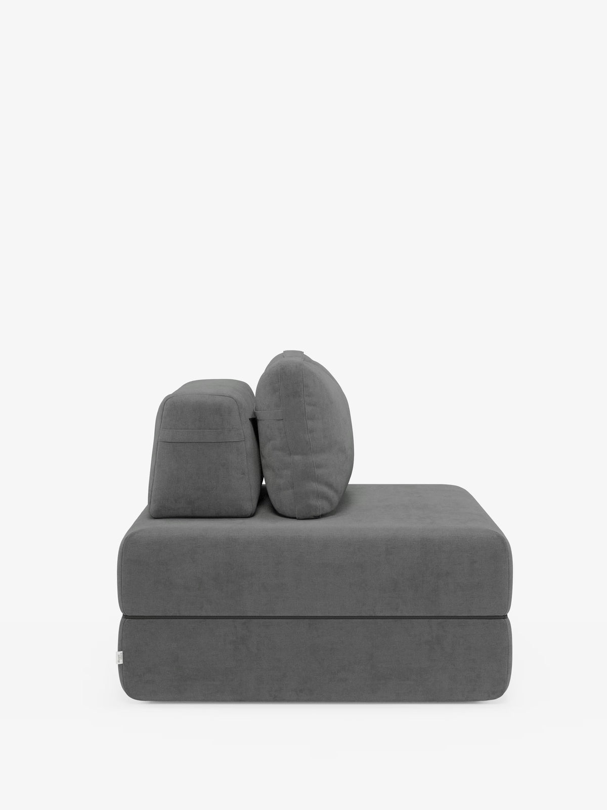 Una poltrona letto Rift moderna e minimalista di Divani.Store, in grigio scuro, senza braccioli e con due cuscini dello schienale, raffigurata di profilo su sfondo bianco. Caratterizzato da linee pulite, un profilo basso e un innovativo schienale mobile, questo divano letto è dotato di un materasso in memory foam alto 24 cm ed è rivestito in tessuto T31 facile da pulire, ideale per gli spazi abitativi contemporanei.