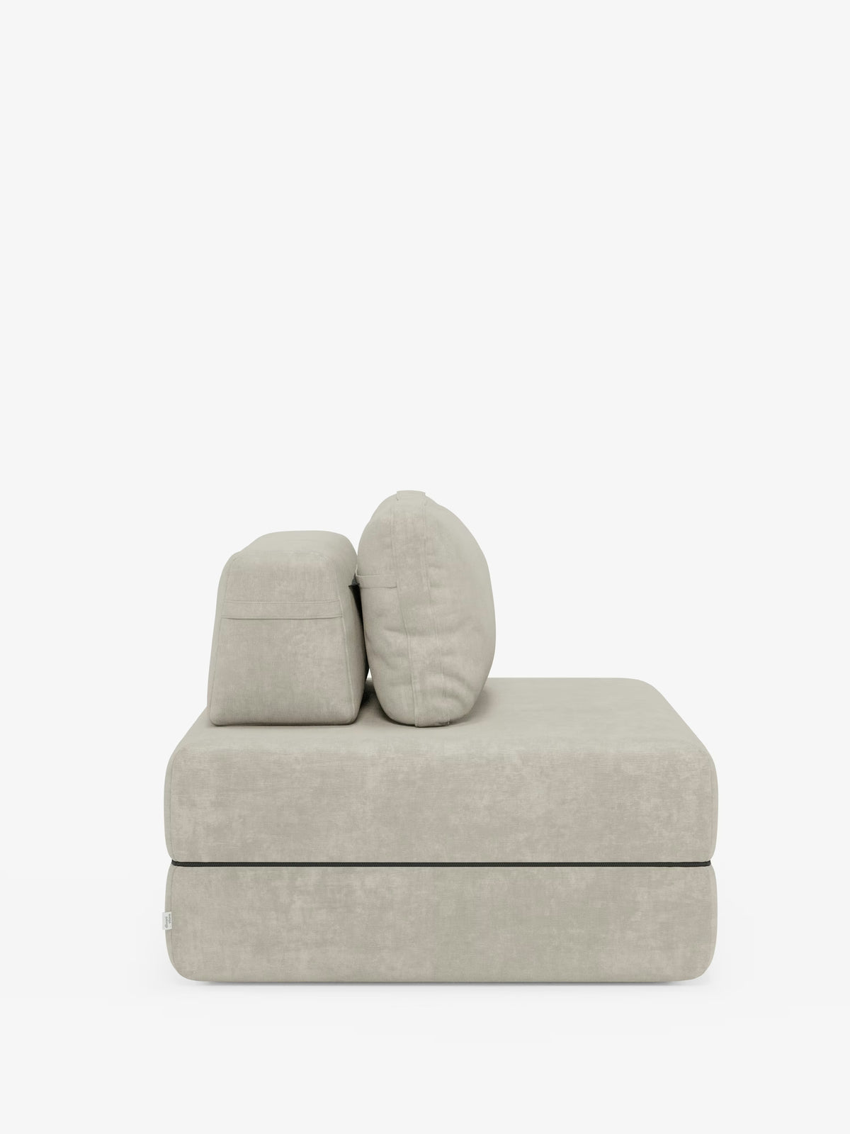 Una moderna poltrona letto “Rift” in stile minimalista color beige di Divani.Store, dotata di un materasso in memory foam alto 24 cm, schienale regolabile e tessuto T31 facile da pulire, è raffigurata in una vista laterale su uno sfondo bianco a tinta unita. Il design presenta bordi morbidi e arrotondati, senza gambe o braccioli a vista, e due grandi cuscini soffici per garantire il massimo comfort.