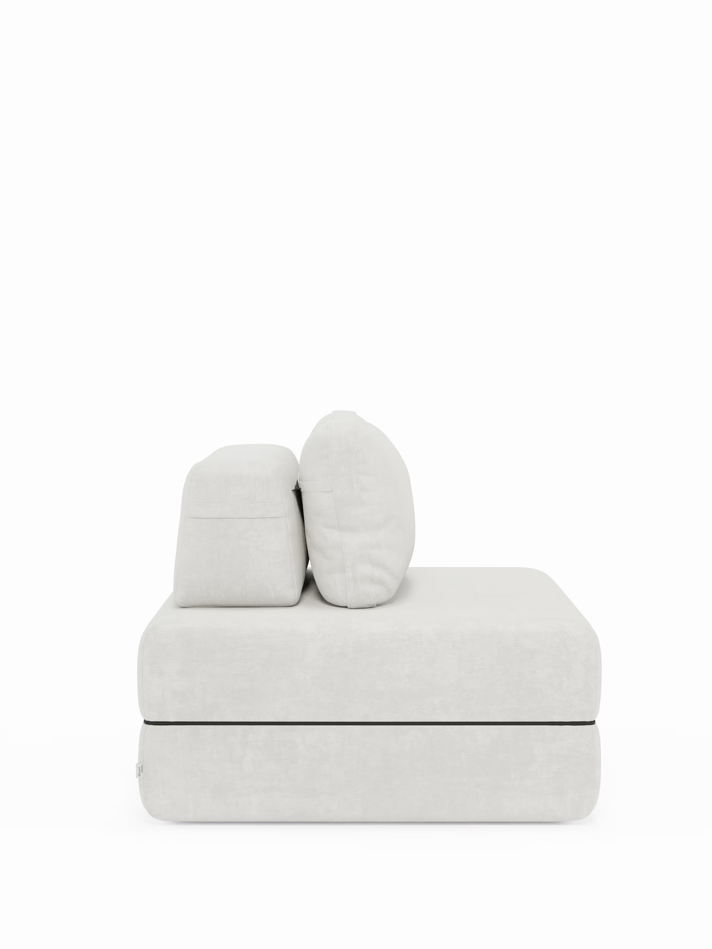 Poltrona letto Rift bianca in stile minimalista di Divani.Store, caratterizzata da due cuscini quadrati su una base solida e robusta. Ritraetta in una vista laterale su uno sfondo bianco a tinta unita, questa poltrona senza braccioli si distingue per le linee pulite e il rivestimento in tessuto T31 moderno, morbido al tatto e resistente alle macchie. Priva di braccioli e gambe a vista, è dotata di un materasso in memory foam alto 22 cm e di uno schienale regolabile per un comfort ancora maggiore.