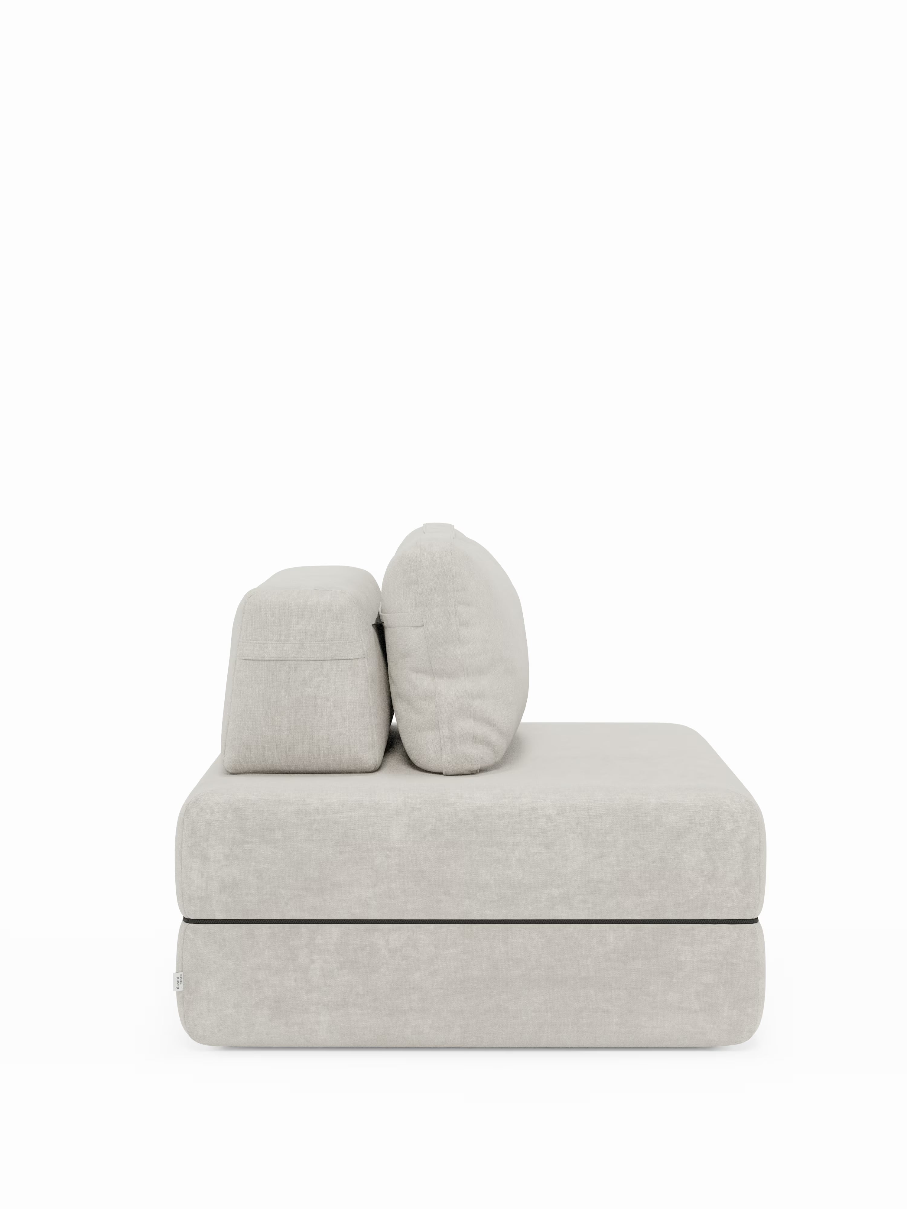 Vi presentiamo la poltrona letto Rift con materasso alto 22 cm e memory foam di Divani.Store: un divano modulare moderno e minimalista in grigio chiaro, ispirato al design delle poltrone letto. Questo modello è caratterizzato da uno schienale mobile e da un tessuto T31 resistente alle macchie, con due cuscini rettangolari sovrapposti verticalmente e un cuscino rotondo appoggiato contro di essi, il tutto su uno sfondo bianco a tinta unita.