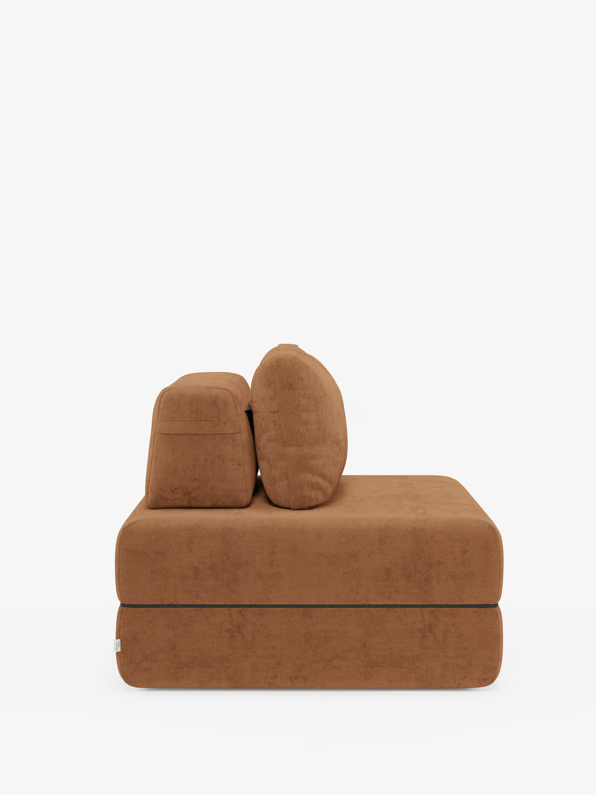 Un moderno divano modulare imbottito marrone — Rift, poltrona letto con materasso alto 24 cm e memory foam di Divani.Store — spicca su uno sfondo bianco. Questo modello quadrato, basso e senza braccioli presenta due cuscini dello schienale rimovibili, linee pulite e un morbido tessuto T31 resistente alle macchie, per un look minimalista ma accogliente. Lo schienale mobile e l’ampio materasso in memory foam aggiungono comfort e versatilità al divano.