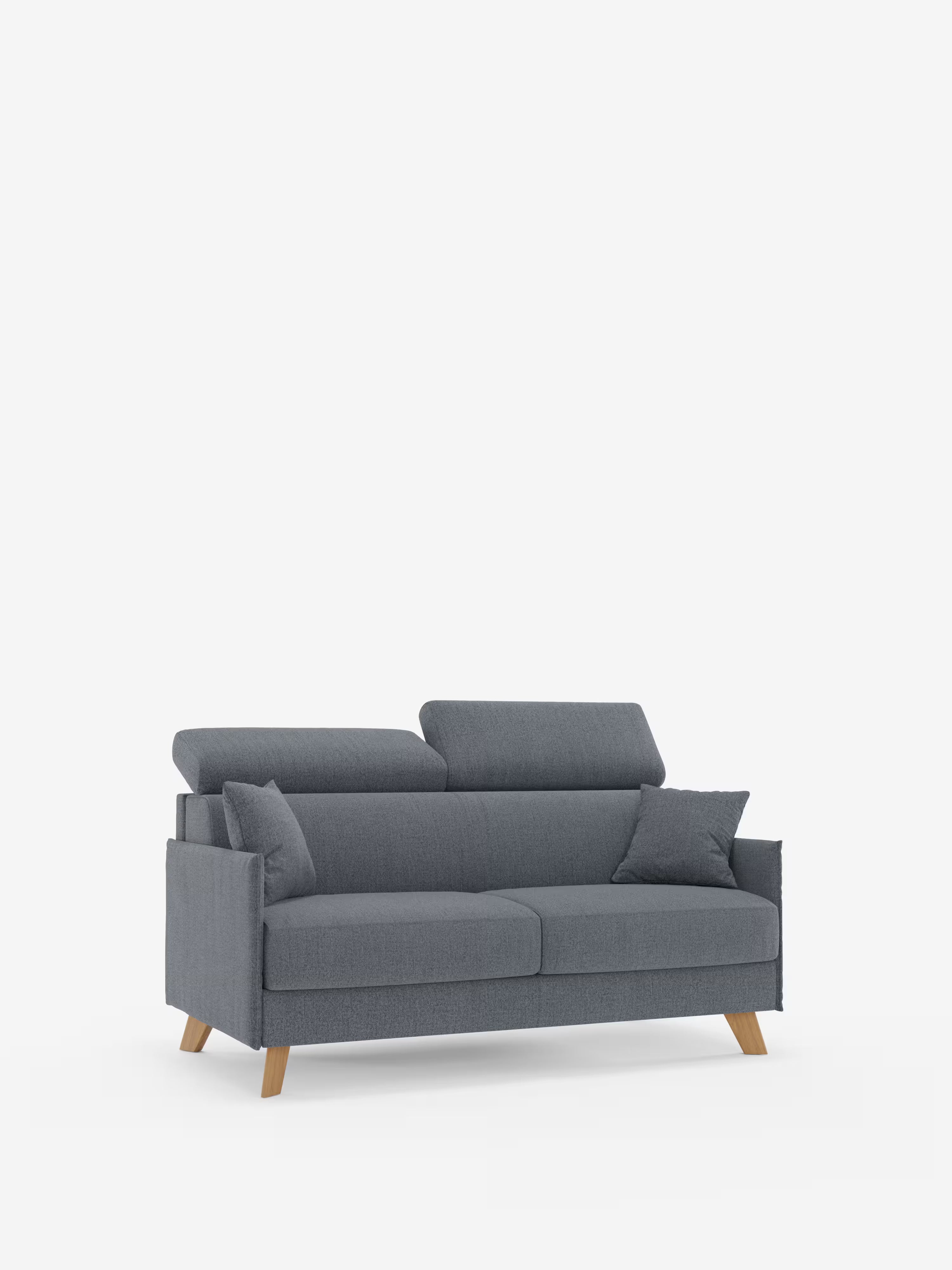Il divano letto matrimoniale "Sole" di Divani.Store, un modello moderno a due posti di colore grigio, presenta un design scandinavo compatto con gambe in legno, due cuscini di seduta, due poggiatesta reclinabili e due cuscini decorativi abbinati. Il rivestimento, rimovibile al 100%, è realizzato in tessuto T23 di facile pulizia. Sullo sfondo bianco a tinta unita, le linee minimaliste del divano risaltano chiaramente.