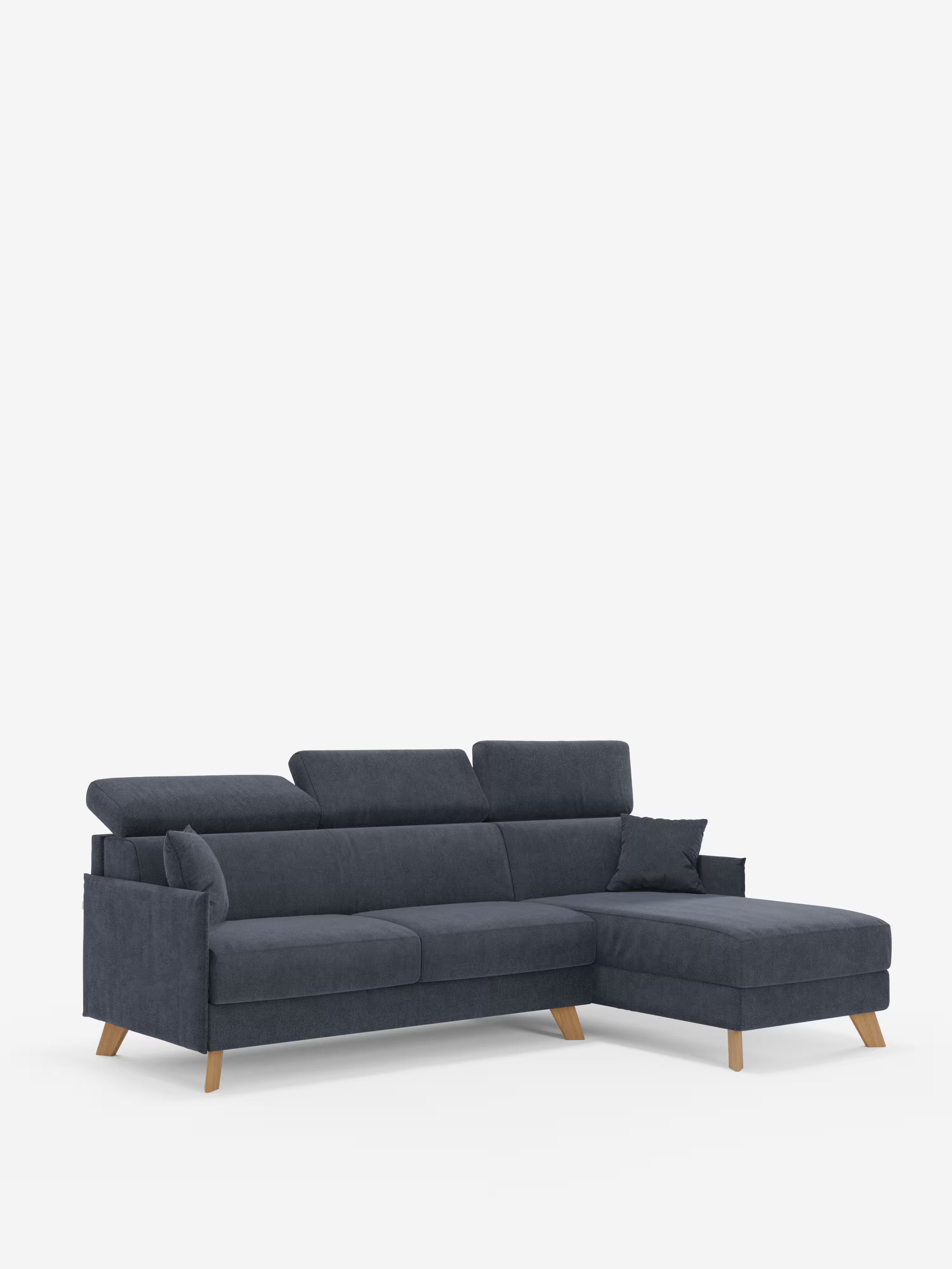 Sole, il divano componibile a L blu scuro di Divani.Store, è dotato di una chaise longue sul lato destro con un unico cuscino quadrato e gambe in legno. Progettato in un elegante stile scandinavo, questo divano letto matrimoniale include poggiatesta reclinabili e una spaziosa chaise longue con vano contenitore. Rivestito in tessuto T23 facile da pulire, si presenta su uno sfondo bianco a tinta unita.