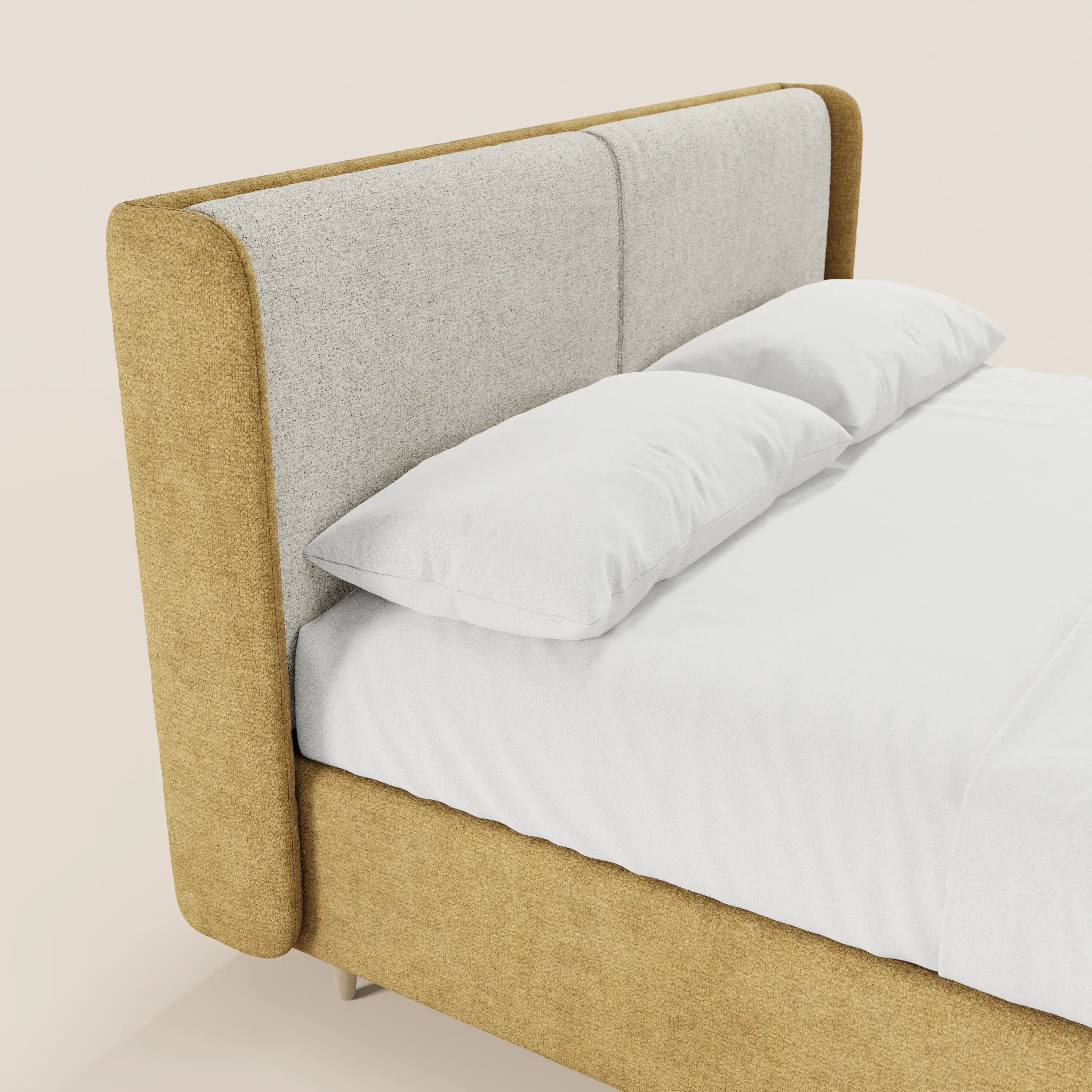 Il letto imbottito bicolore VALKIRIA di Letti.store presenta una struttura rivestita in marrone chiaro, una testiera curva avvolgente con un pannello grigio chiaro dalla morbida trama e un vano portaoggetti posteriore. Elegante design italiano ripreso da una vista laterale obliqua su uno sfondo neutro.