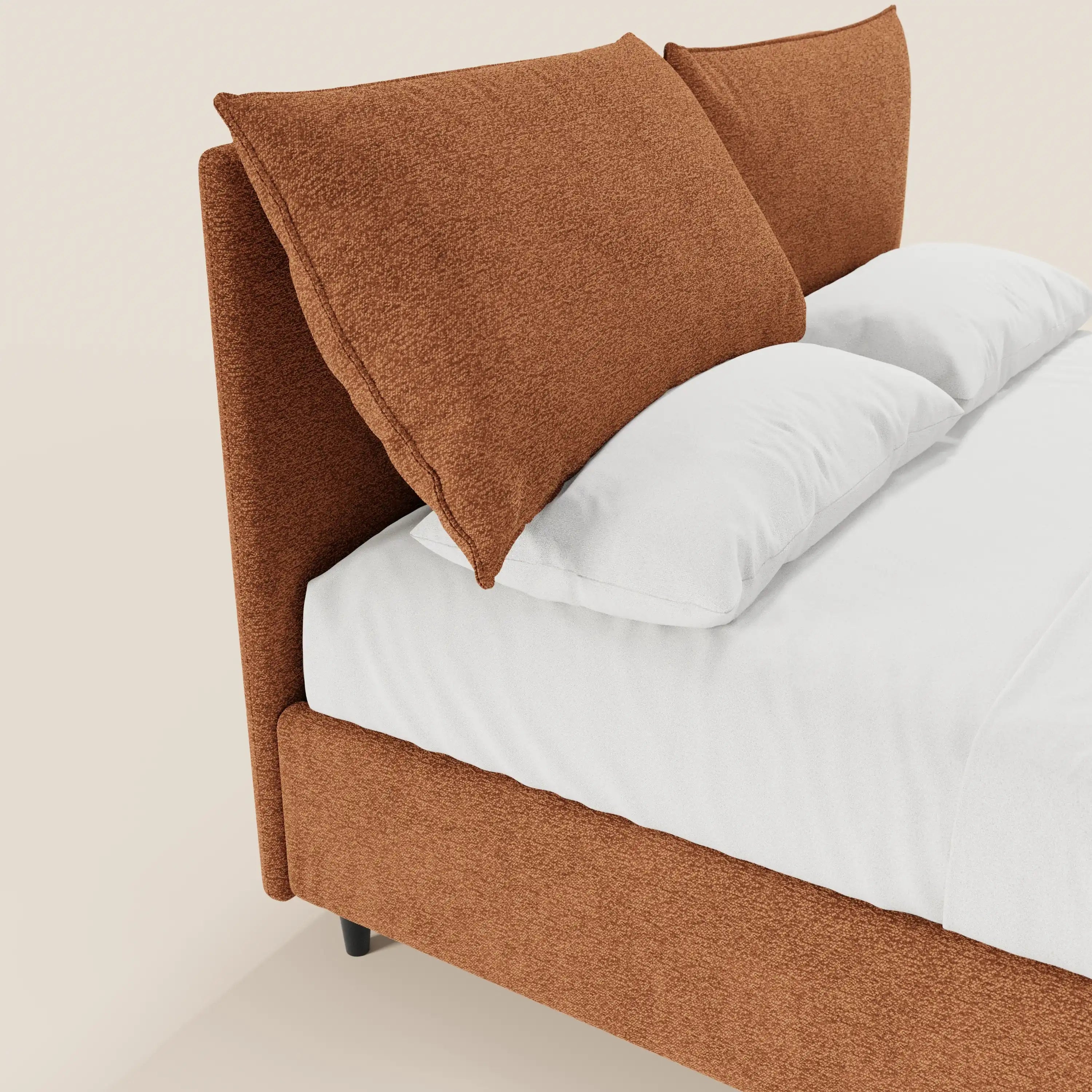 ZAYRON di Letti.store è un letto imbottito moderno con contenitore, testiera e cuscini regolabili in tessuto Oeko-Tex® color ruggine. Il letto è rifinito con lenzuola bianche su sfondo beige chiaro.