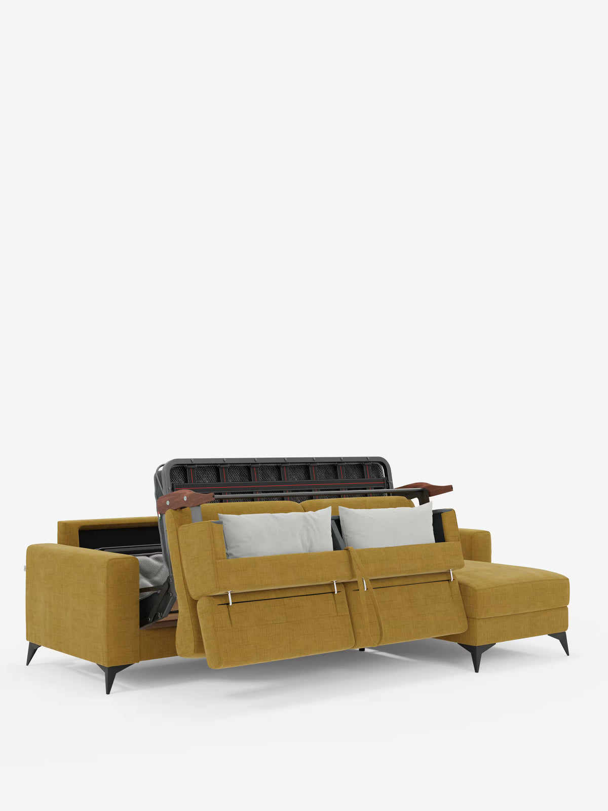 Il divano letto angolare Pegaso con poggiatesta reclinabili e penisola contenitore in tessuto jacquard antimacchia T22 di Divani.Store è presentato in una moderna finitura giallo senape con eleganti gambe nere. Lo schienale è sollevato, rivelando il vano contenitore nascosto della chaise longue, che ospita la biancheria da letto disposta in modo ordinato. Tre cuscini grigio chiaro sono disposti sulla zona di seduta, il tutto su uno sfondo bianco a tinta unita.