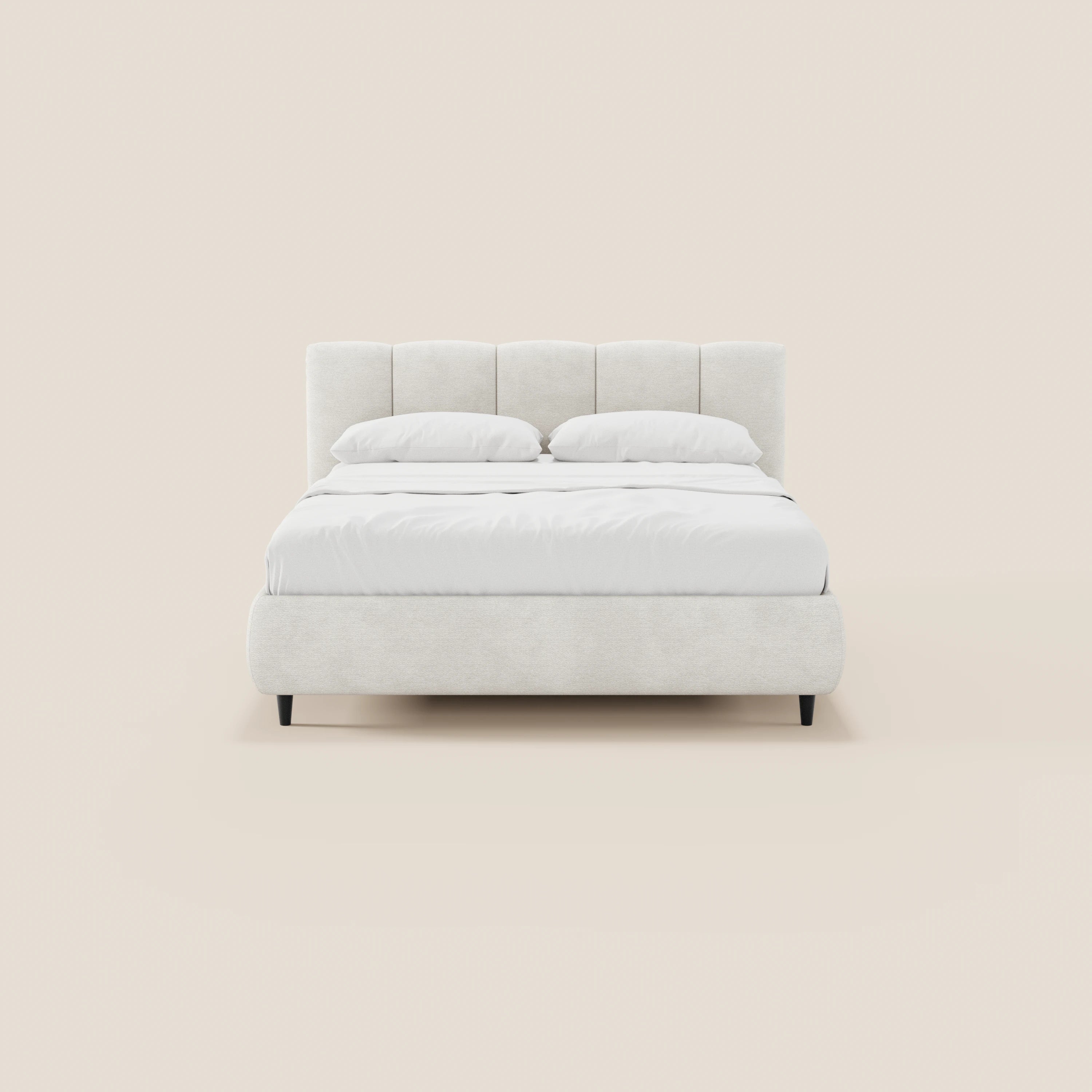 Il letto imbottito ARKAM con contenitore di Letti.store, con testiera verticale in tessuto Oeko-Tex®, spicca al centro su uno sfondo beige: perfetto per interni in stile shabby chic dal design raffinato.