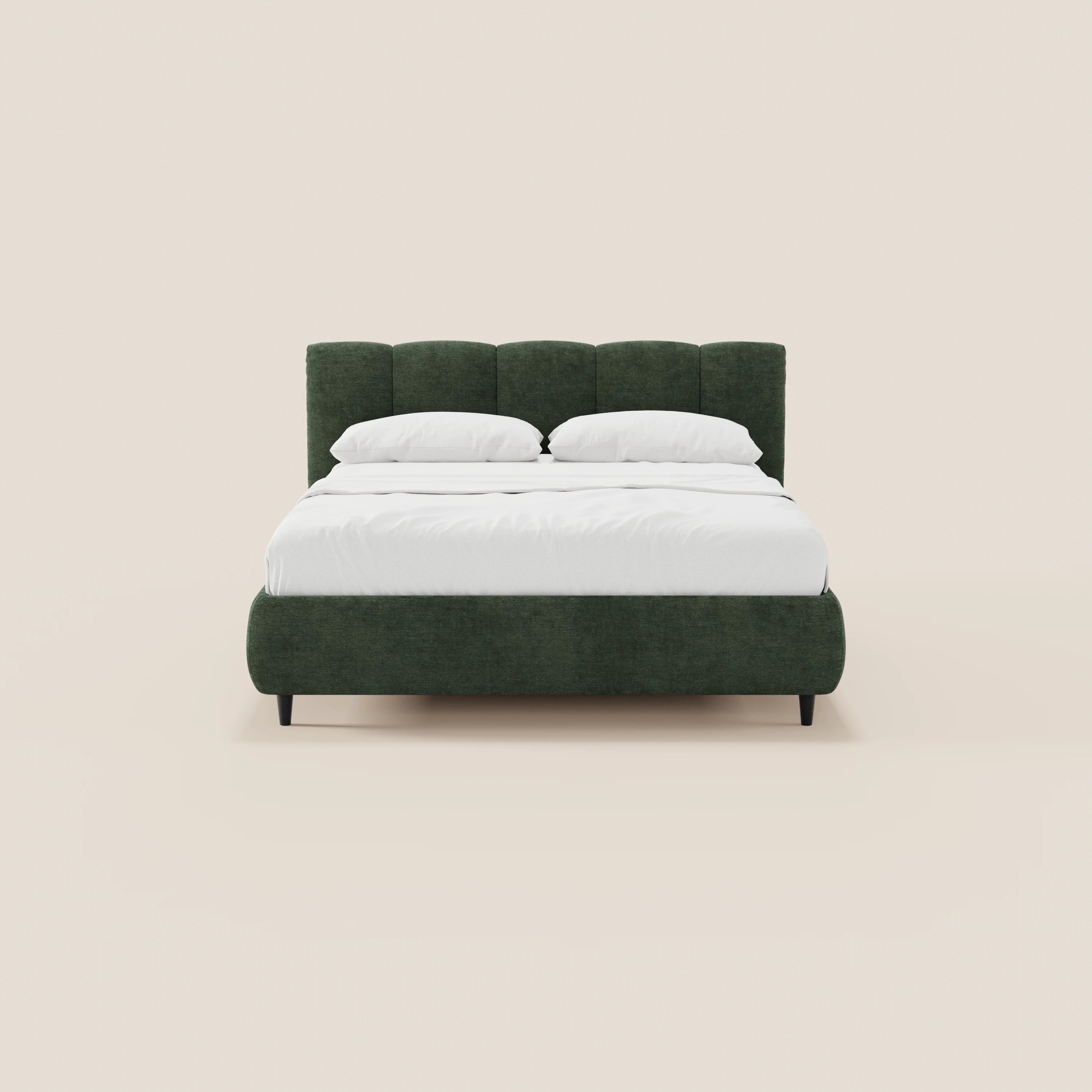 Il letto imbottito ARKAM di Letti.store è caratterizzato da un tessuto verde certificato Oeko-Tex®, una testiera con cuciture verticali, gambe nere e una base contenitiva. Rivestito con biancheria da letto bianca, si staglia su uno sfondo beige chiaro, creando un look moderno in stile shabby chic.