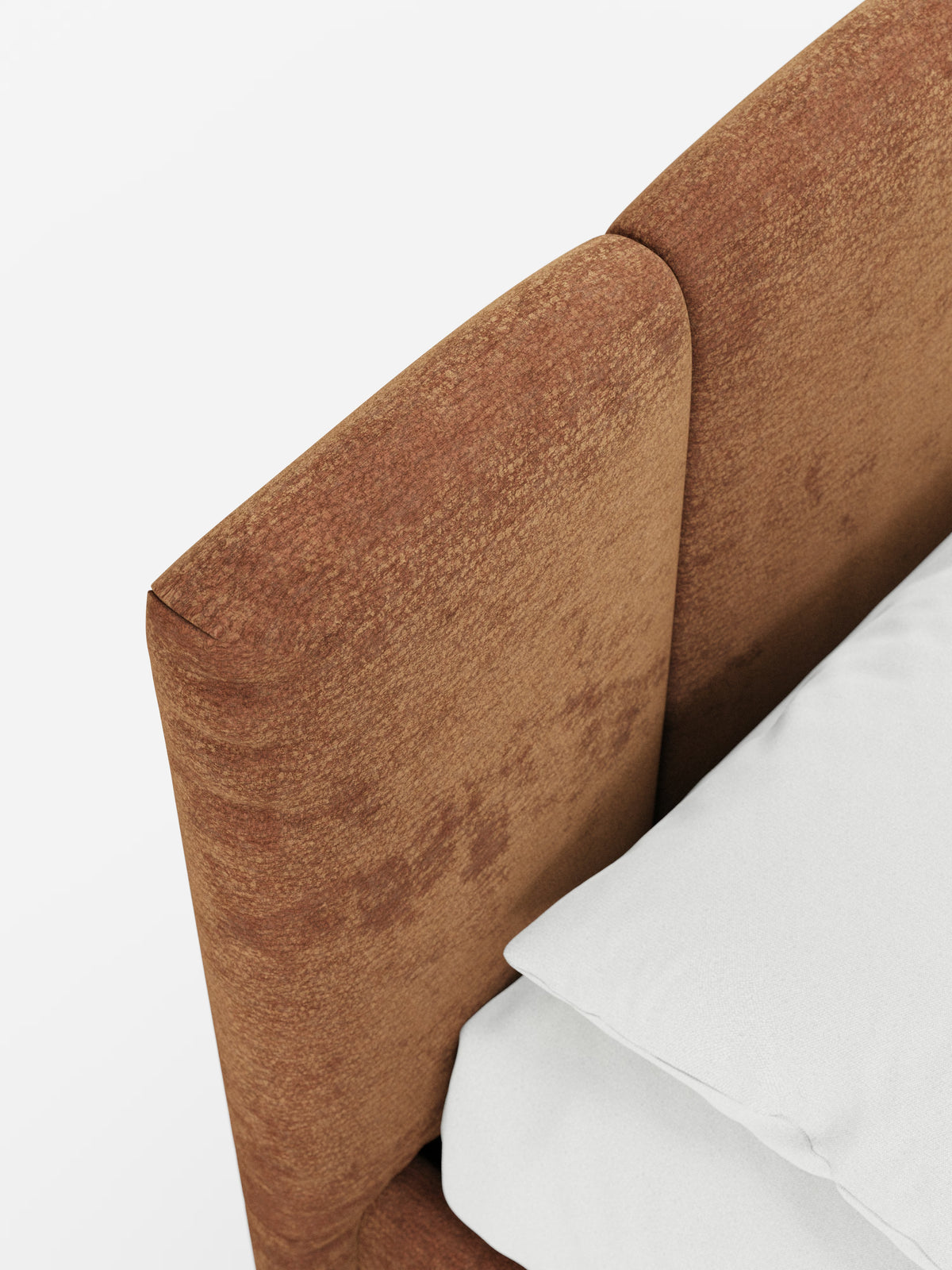 Primo piano del letto imbottito ARKAM color ruggine con contenitore e testiera a lavorazione verticale di Letti.store, caratterizzato da un tessuto morbido e testurizzato in materiale certificato Oeko-Tex®. Nell’angolo in basso a destra si intravedono una parte del materasso e un cuscino bianco. Lo sfondo bianco a tinta unita mette in risalto gli eleganti dettagli e il design shabby chic di questa moderna testiera.