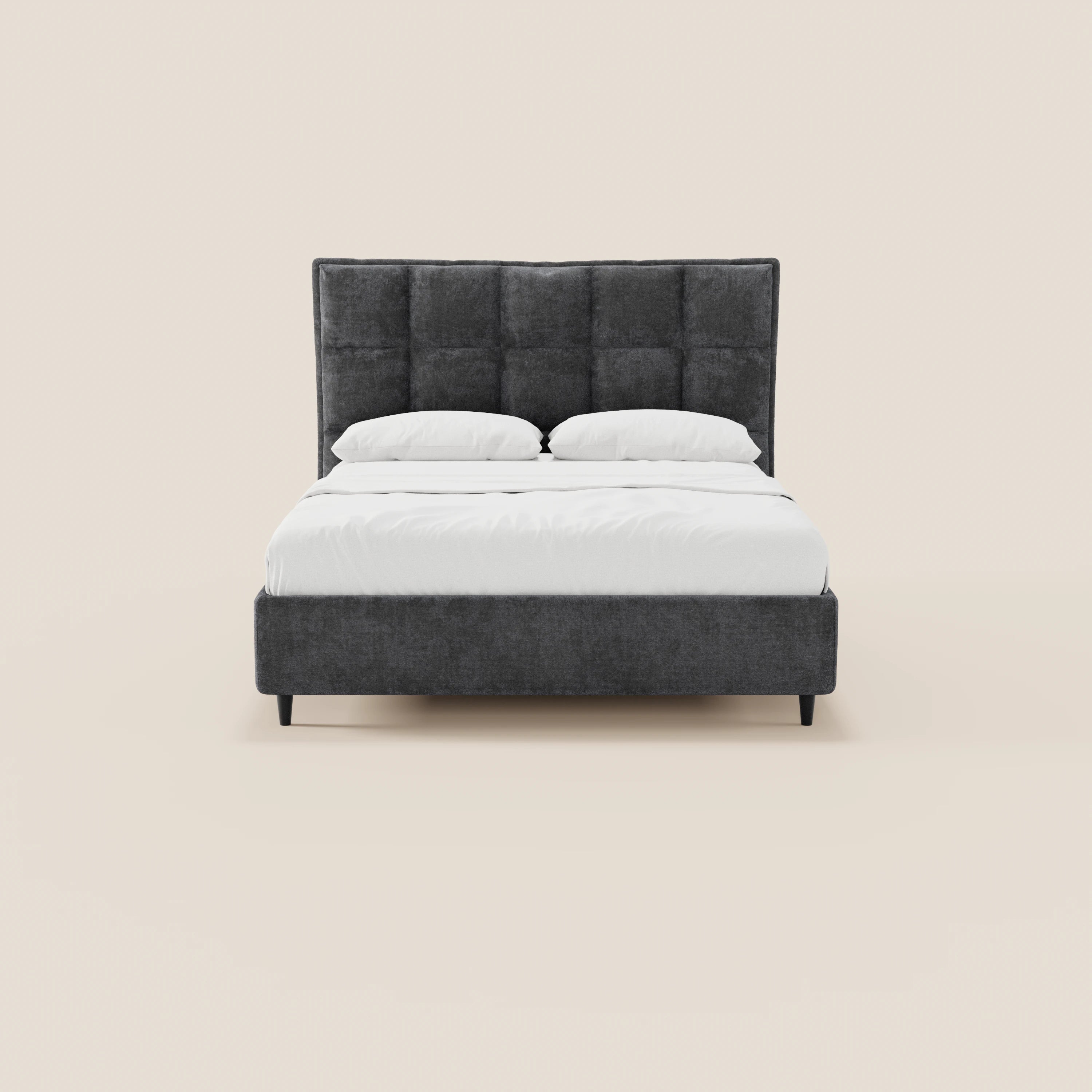 Il letto imbottito AURO con contenitore e testiera capitonné alta in ciniglia Oeko-Tex® di Letti.store è raffigurato in grigio scuro, rifinito con cura con biancheria da letto bianca e due cuscini, su uno sfondo beige chiaro a tinta unita.