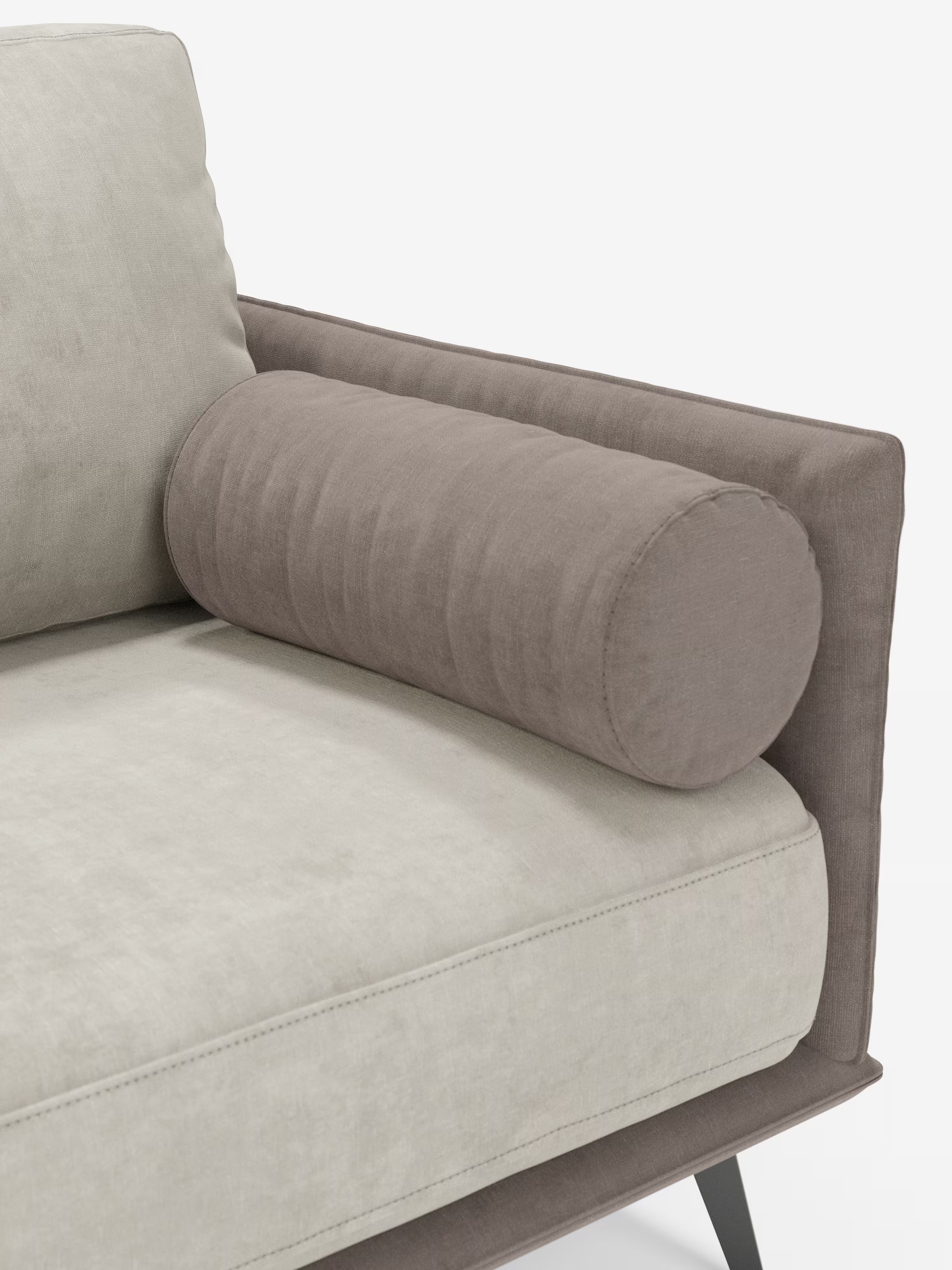 Il divano Basalto a 2 o 3 posti bicolore di Divani.Store presenta un rivestimento in tessuto T31 beige chiaro e resistente alle macchie, con braccioli marroni a contrasto e un cuscino cilindrico coordinato. Le sue linee pulite, il cuscino di seduta singolo, la base in metallo scuro angolare e gli schienali in piuma d’oca conferiscono a questo divano contemporaneo un fascino decisamente moderno.