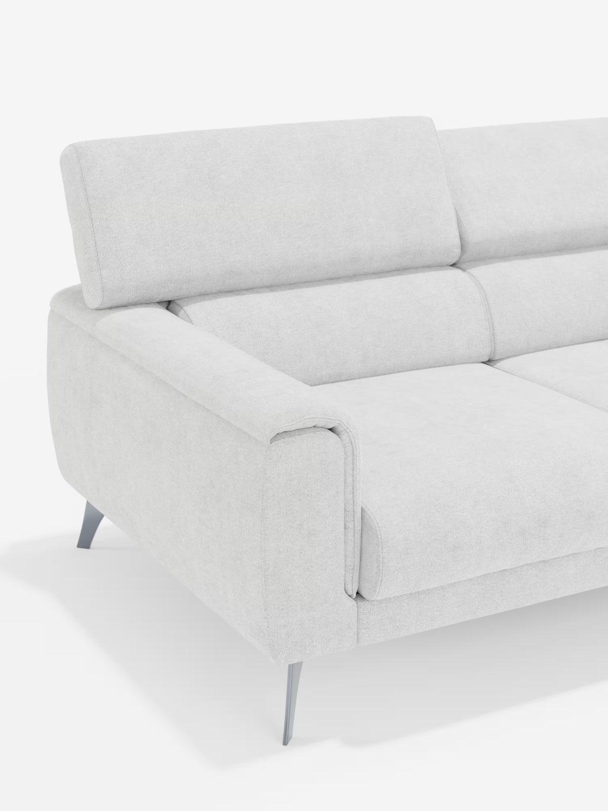 Il divano Caravaggio a 4 posti con tre sedute scorrevoli di Divani.Store è un divano moderno in tessuto grigio chiaro dalle linee pulite, con ampi braccioli imbottiti, poggiatesta reclinabili e eleganti gambe angolari in metallo, raffigurato su uno sfondo bianco a tinta unita. Rivestito in tessuto T31 facile da pulire, questo elegante divano offre un comfort spazioso perfetto per gli spazi abitativi contemporanei; nell’immagine sono visibili solo il lato sinistro e parte della seduta e dello schienale.