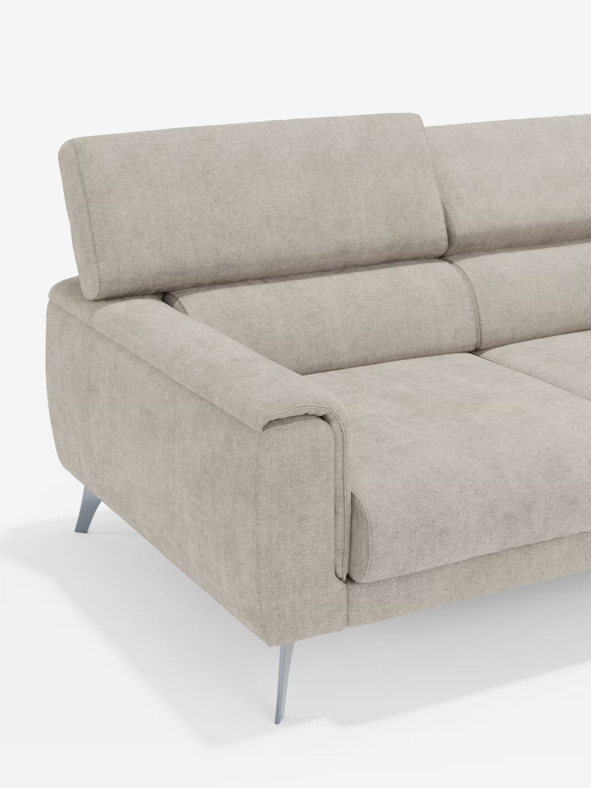 Vi presentiamo il divano Caravaggio a 4 posti con tre sedute scorrevoli di Divani.Store, rivestito in tessuto T31 beige chiaro, facile da pulire. Questo divano moderno è caratterizzato da ampi braccioli, gambe angolari in metallo e poggiatesta reclinabili, il tutto in risalto sullo sfondo bianco. Con le sue linee pulite e il design minimalista, nell’immagine è raffigurata solo una parte di questo divano contemporaneo.