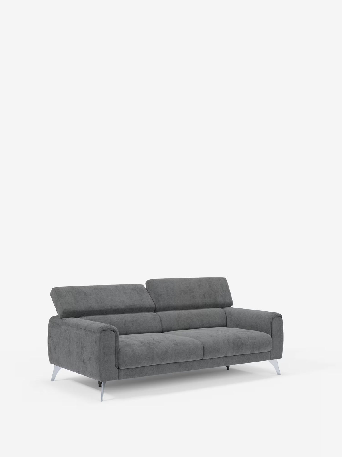 Un divano Caravaggio in stile contemporaneo di Divani.Store, rivestito con l'elegante tessuto grigio T31 resistente alle macchie, è dotato di due cuscini di seduta, due schienali con poggiatesta reclinabili e sottili gambe in metallo. Presentato su uno sfondo bianco a tinta unita, mette in risalto le sue linee pulite e il suo design minimalista.