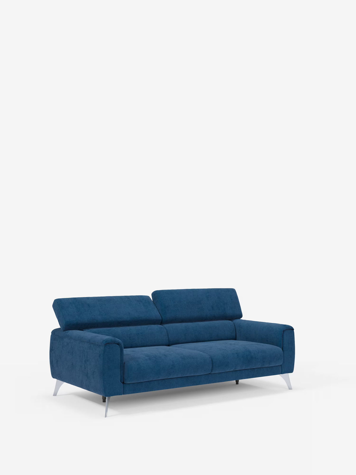 Il divano Caravaggio a 2 e 3 posti di Divani.Store, rivestito in elegante tessuto blu T31 resistente alle macchie, è dotato di poggiatesta regolabili, morbidi cuscini e sottili gambe in metallo argentato. Su uno sfondo bianco a tinta unita, questo divano moderno può ospitare tre persone e presenta un design pulito e minimalista, ideale per un soggiorno contemporaneo.