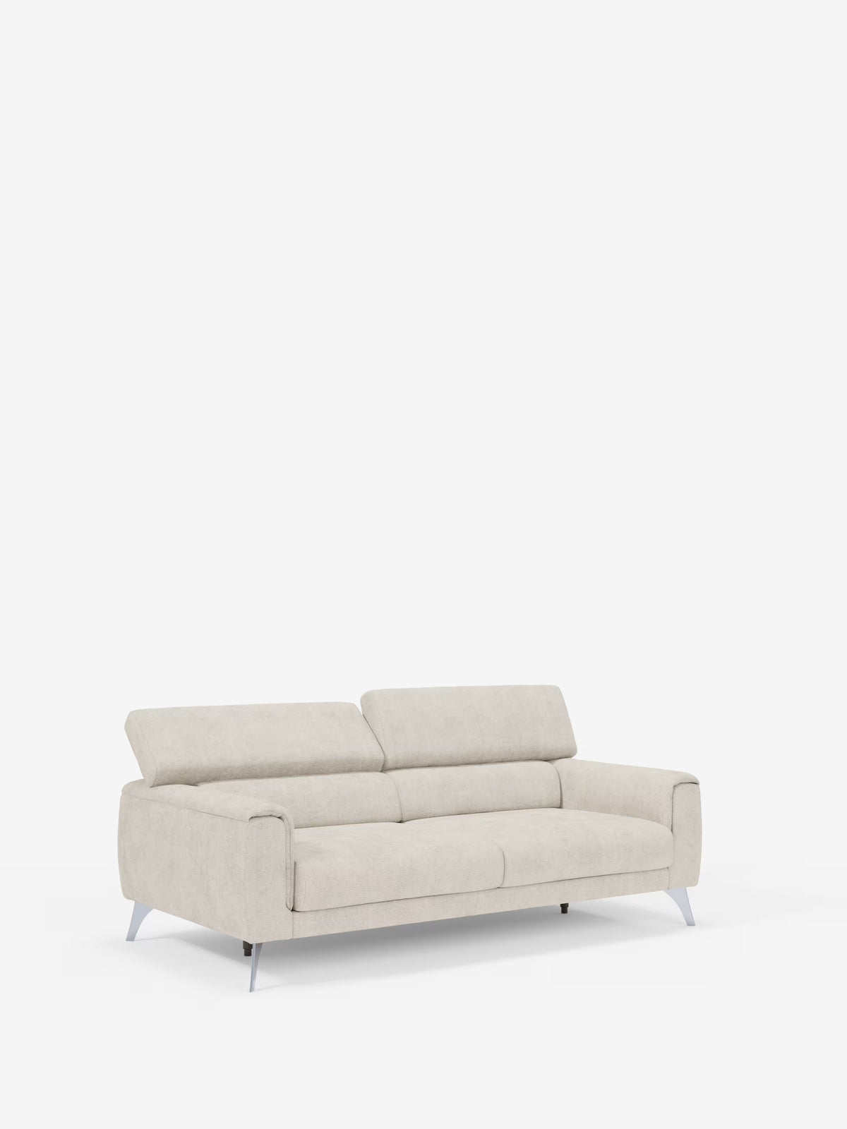 Un divano Caravaggio contemporaneo a 2 e 3 posti di Divani.Modello rivestito in elegante tessuto T31 antimacchia, caratterizzato da linee pulite, poggiatesta reclinabili, sedute allungabili, comodi cuscini, braccioli e sottili gambe in metallo, il tutto in risalto su uno sfondo bianco a tinta unita.