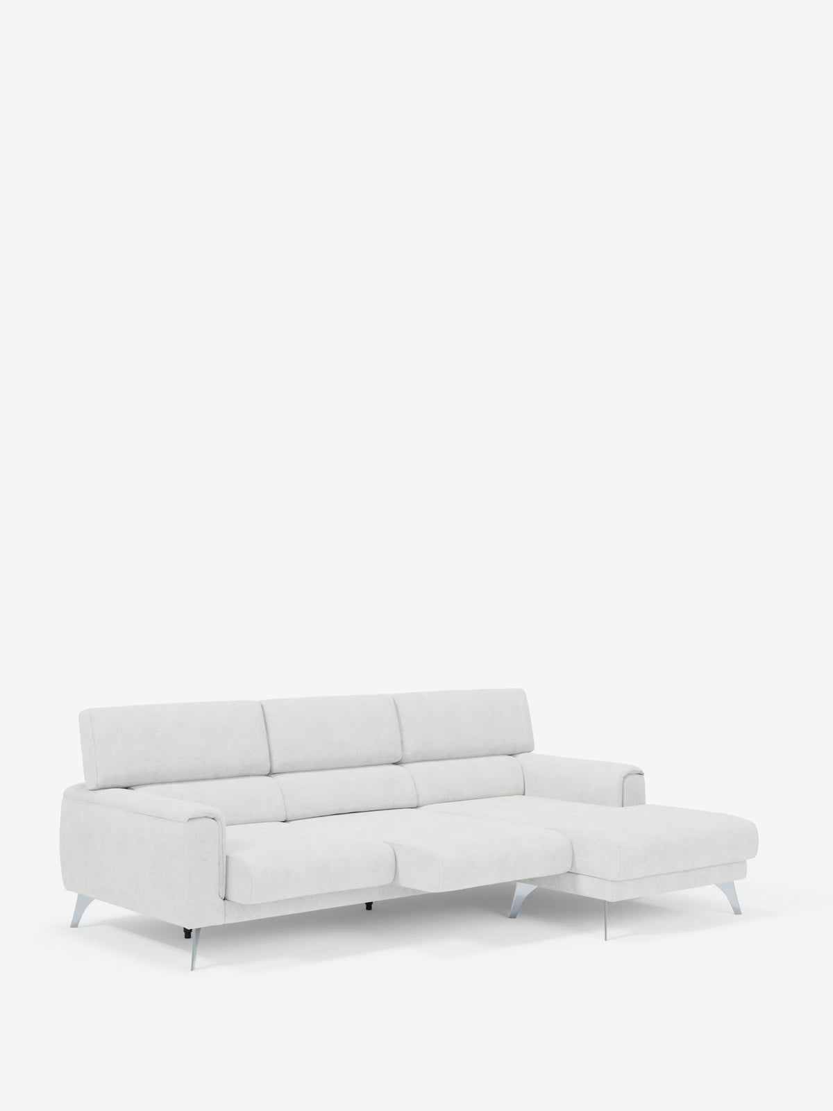 Un divano angolare Caravaggio in stile contemporaneo con penisola e sedute scorrevoli di Divani.Store, rivestito in tessuto T31 grigio chiaro smacchiabile, presenta tre cuscini, una chaise longue allungata sul lato destro, schienali bassi e gambe sottili in metallo, il tutto su uno sfondo bianco a tinta unita.