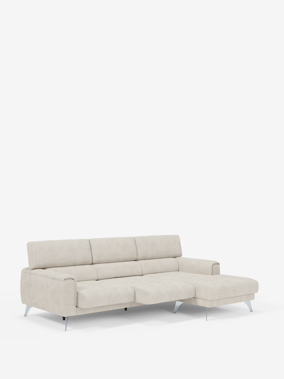 Il divano angolare Caravaggio con penisola e sedute scorrevoli in tessuto antimacchia T31 di Divani.Store è un divano componibile contemporaneo a forma di L, rivestito in tessuto antimacchia beige chiaro su sfondo bianco. È dotato di tre cuscini di seduta, una chaise longue sul lato destro, schienali bassi e sottili gambe metalliche, che ne sottolineano il design minimalista e moderno.