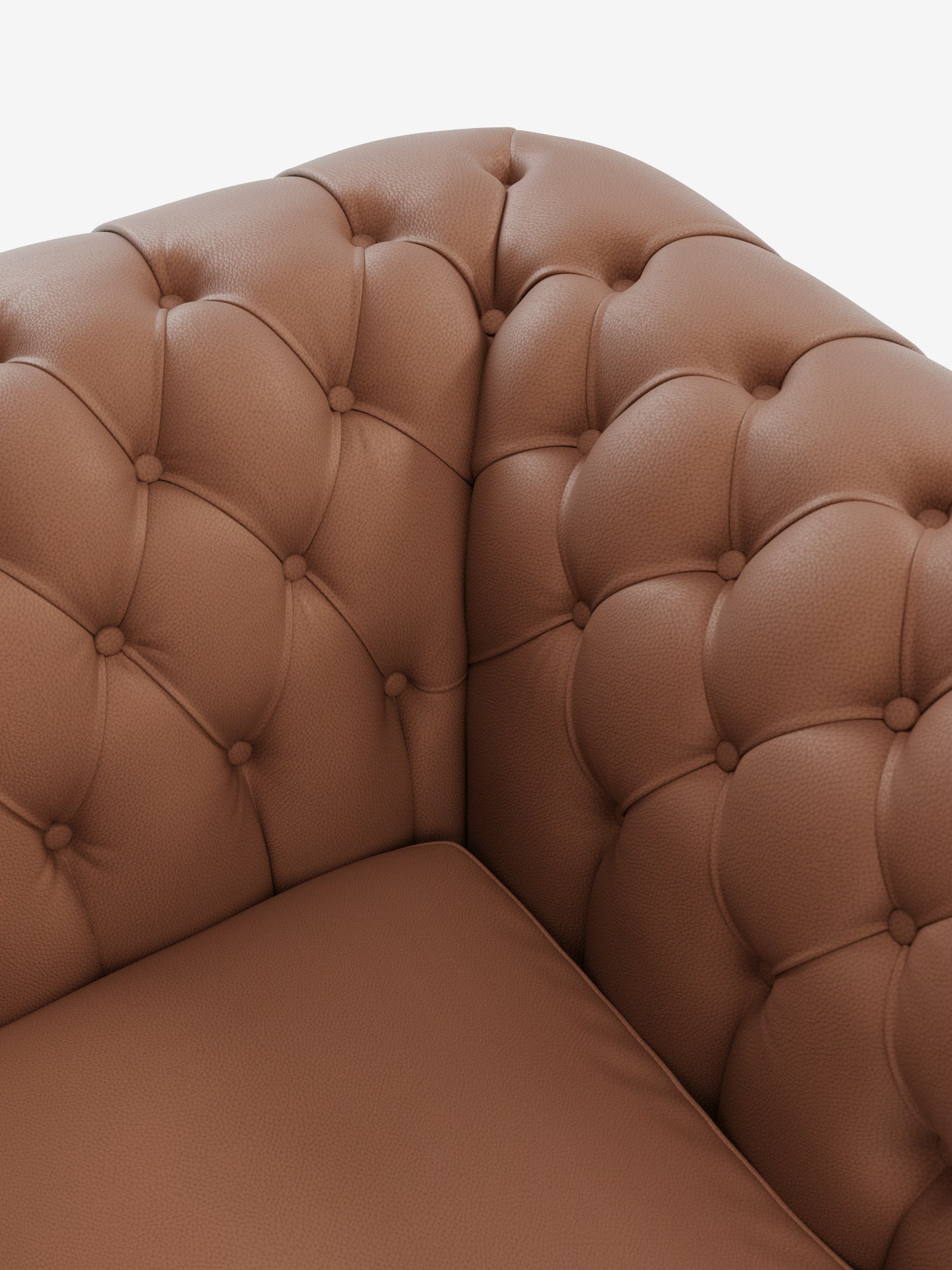 Primo piano della poltrona Chester in vera pelle spessorata con capitonné artigianale di Divani.Store, che mette in risalto i dettagli artigianali del capitonné, la pelle marrone con texture e l'imbottitura generosa dello schienale e della seduta. Lo sfondo è bianco a tinta unita.
