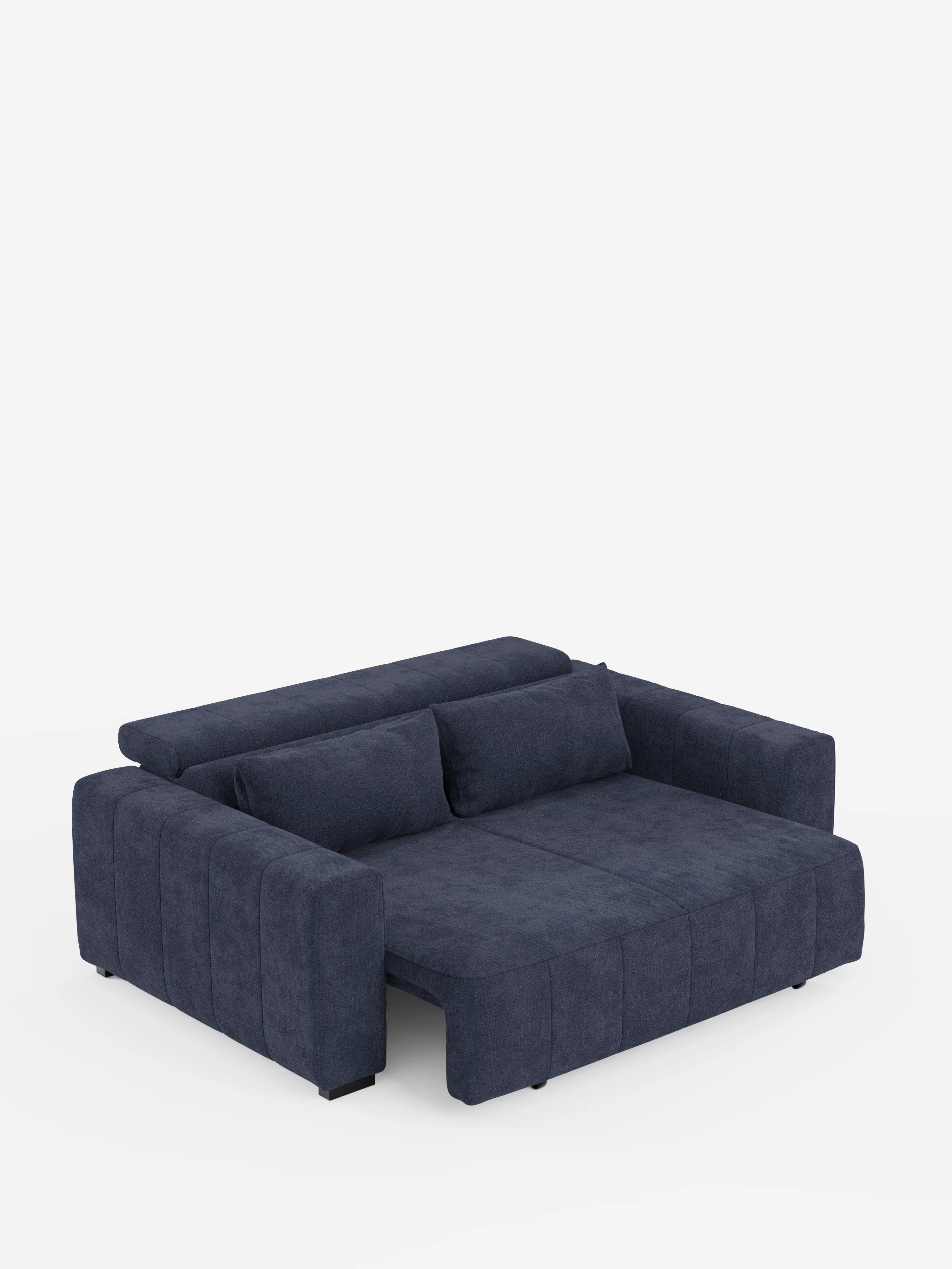 Un divano a tre posti in stile dorico contemporaneo di Divani.Store, colore blu scuro, caratterizzato da braccioli spessi, due cuscini dello schienale e sedute reclinabili elettricamente con posizione letto estensibile e poggiatesta regolabili, rivestito in tessuto T23 antimacchia, presentato su uno sfondo bianco a tinta unita.