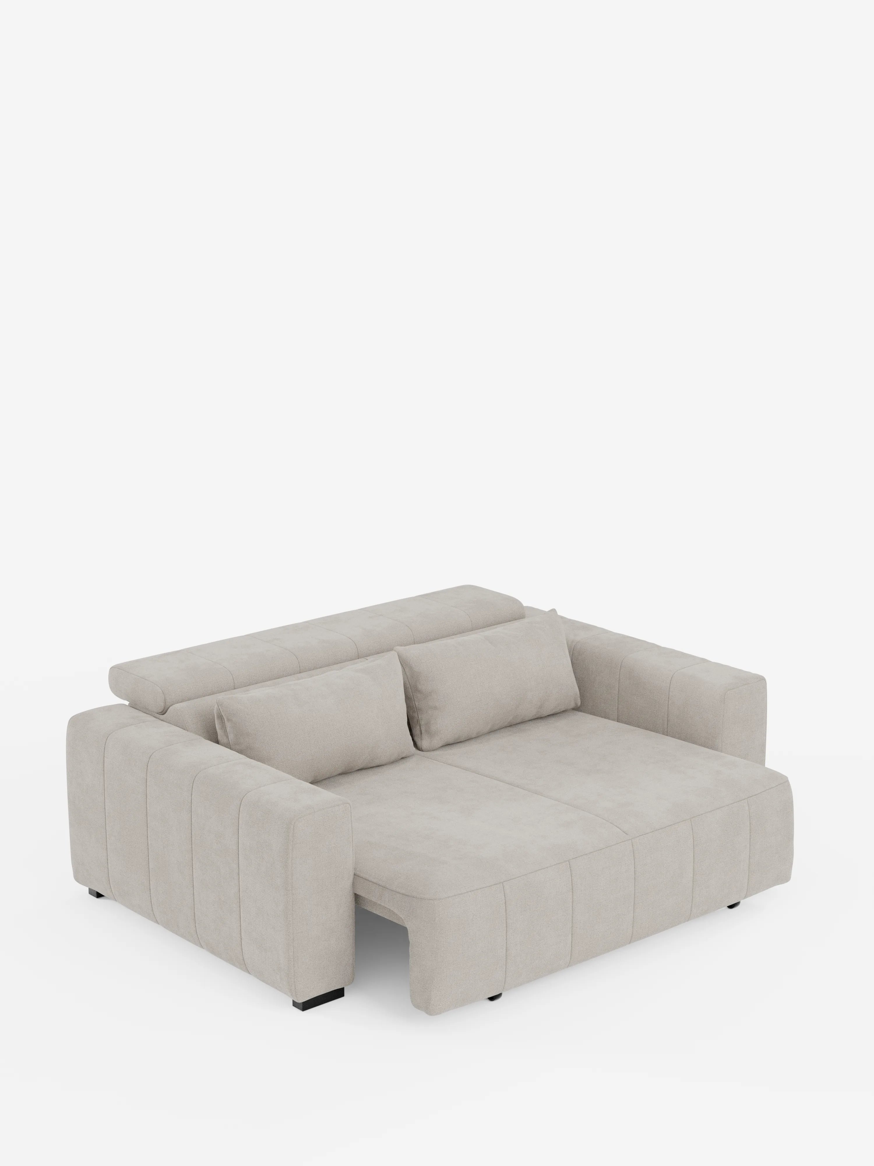Un moderno divano letto color beige chiaro: il divano a 3 posti Doric di Divani.Store, presenta un design capitonné con braccioli spessi, uno schienale basso, due cuscini cilindrici abbinati e sedute estensibili con funzione relax elettrica e poggiatesta reclinabile in tessuto T23 facile da pulire; raffigurato parzialmente aperto su uno sfondo bianco a tinta unita.