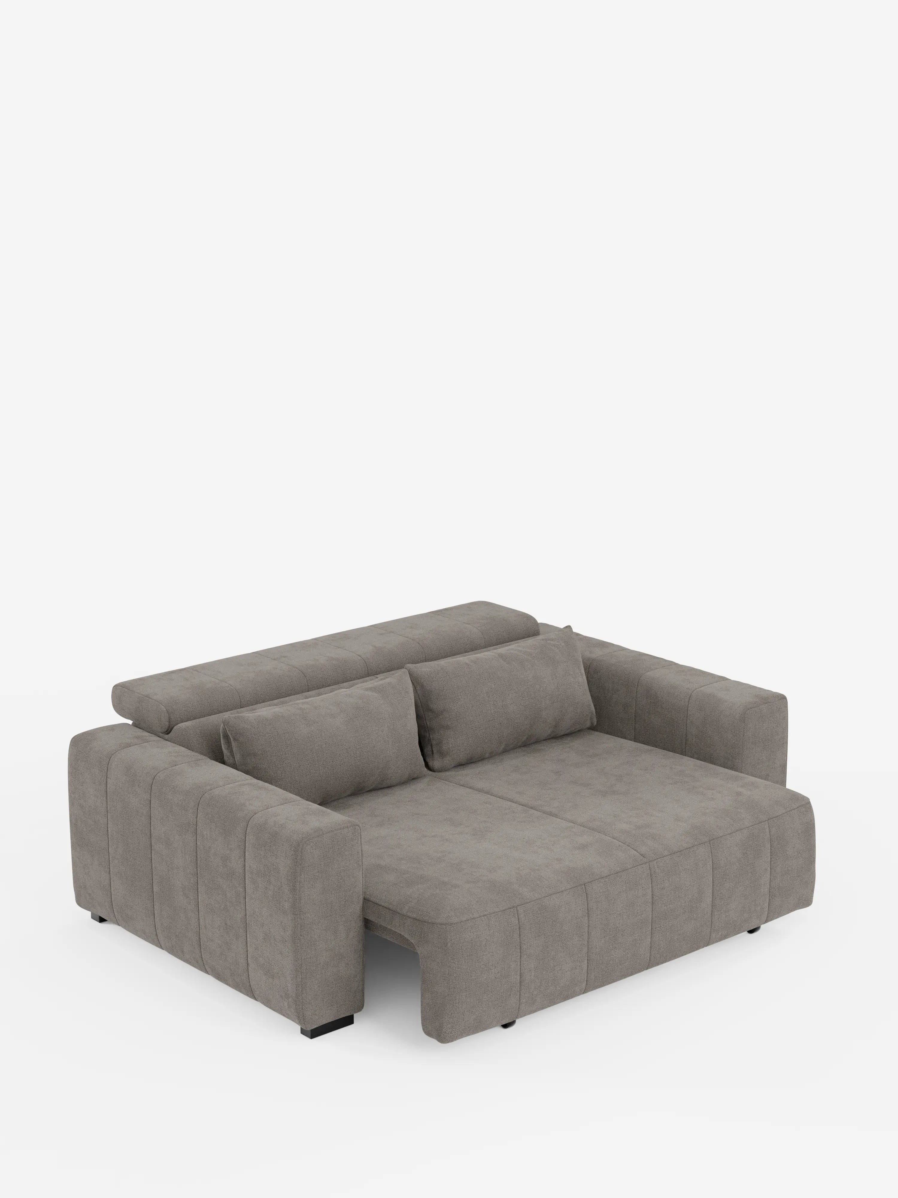 Un divano a 3 posti in stile dorico contemporaneo di colore grigio, firmato Divani.Store, caratterizzato da ampi braccioli, due cuscini dello schienale e un morbido tessuto T23 resistente alle macchie. La seduta allungata con funzione relax elettrica rivela la sua trasformabilità in letto e il poggiatesta reclinabile. Lo sfondo è bianco a tinta unita.