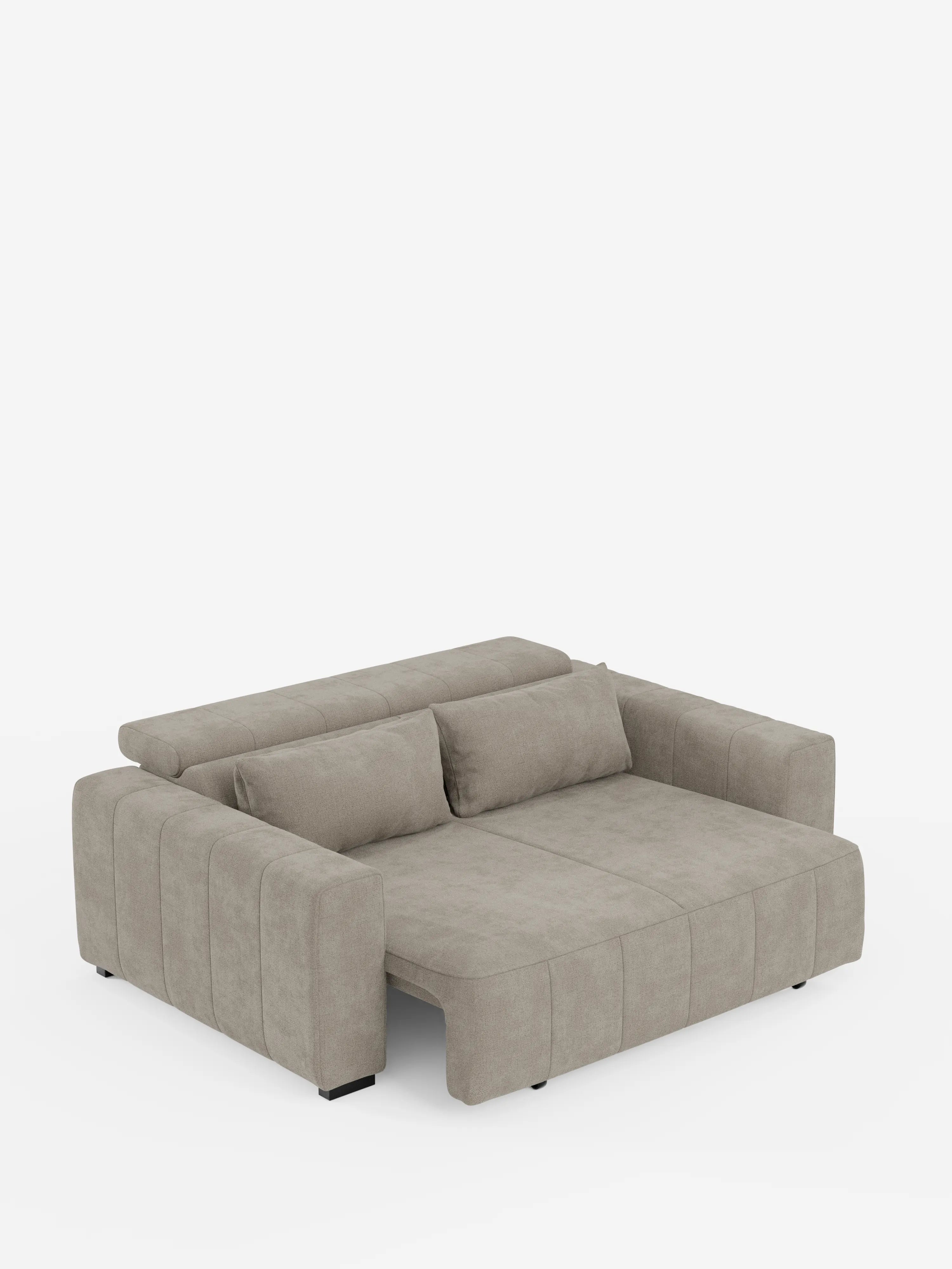 Un moderno divano a 3 posti in stile dorico grigio chiaro di Divani.Store è raffigurato nella versione completamente estesa, con sedute regolabili elettricamente e poggiatesta reclinabile, rivestito in tessuto T23 resistente alle macchie. Il design raffinato presenta ampi braccioli, uno schienale basso, due cuscini cilindrici abbinati e discrete cuciture verticali, che uniscono lo stile contemporaneo al comfort funzionale su uno sfondo bianco a tinta unita.