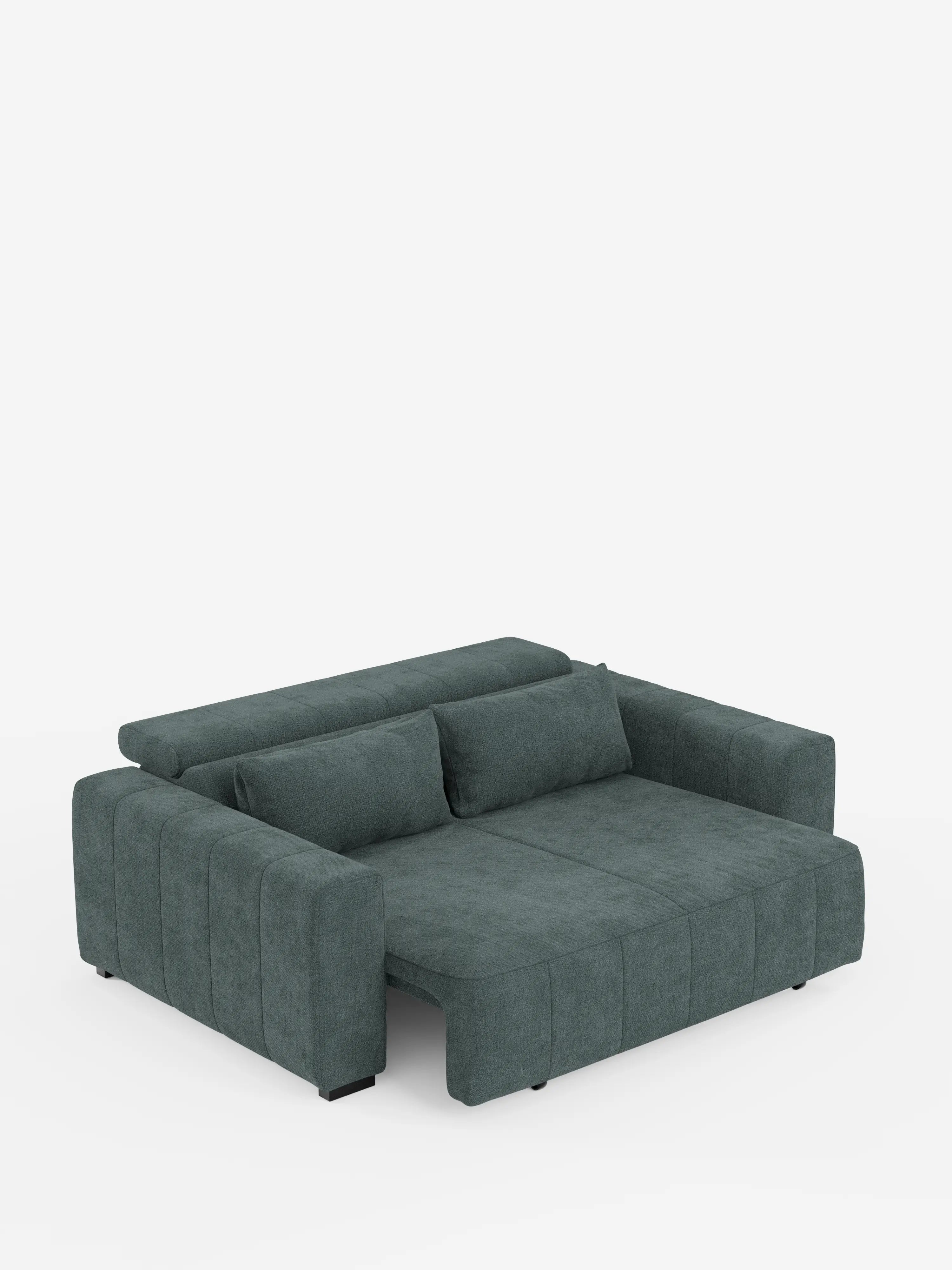 Un divano a 3 posti in stile dorico contemporaneo di Divani.Store, rivestito in tessuto T23 color verde acqua scuro resistente alle macchie, caratterizzato da ampi braccioli, uno schienale basso con due cuscini rettangolari e un design impeccabile. Le sedute del divano si allungano grazie alla funzione «elettrico relax» e i poggiatesta si reclinano, creando una superficie di riposo spaziosa e piana su uno sfondo bianco a tinta unita.