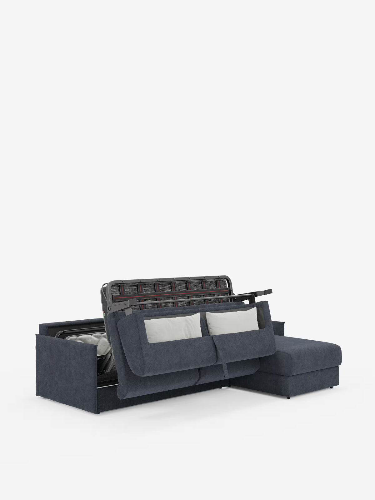 Un divano letto angolare con penisola contenitore Evans di colore grigio scuro, disponibile su Divani.Store, rivestito in tessuto T23 facile da pulire, è raffigurato con la seduta sollevata per rivelare un pratico vano contenitore per la biancheria da letto. Questo divano compatto è dotato di due cuscini di seduta, una chaise longue integrata sul lato destro e due cuscini rettangolari di colore chiaro appoggiati allo schienale.