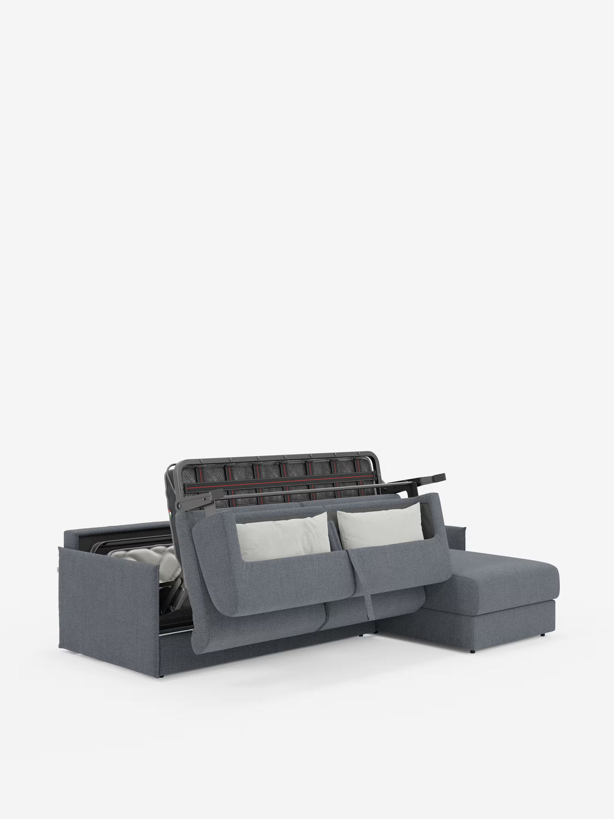 Viene presentato il divano letto angolare con penisola contenitore Evans di Divani.Store, caratterizzato da un design compatto e moderno in tessuto grigio T23 di facile manutenzione. La seduta principale si solleva per rivelare un ampio vano contenitore pieno di cuscini e biancheria da letto. Questo versatile divano letto matrimoniale è esposto su uno sfondo bianco a tinta unita.