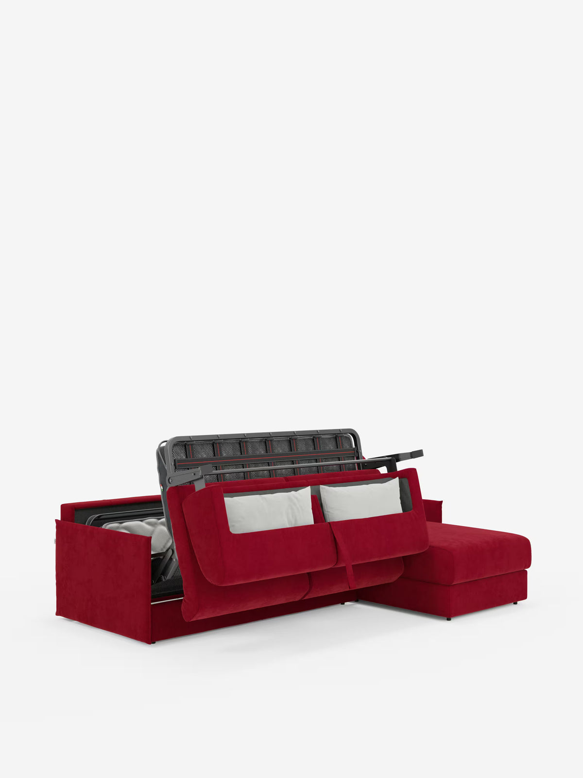 Il divano letto angolare con penisola contenitore Evans di Divani.Store è presentato in finitura rossa, parzialmente aperto con la struttura del letto sollevata per rivelare l’ampio vano contenitore interno. All’interno della penisola contenitore aperta sono visibili cuscini e biancheria da letto. L’immagine è ambientata su uno sfondo bianco a tinta unita, che mette in risalto il suo design compatto in tessuto smacchiabile T23.