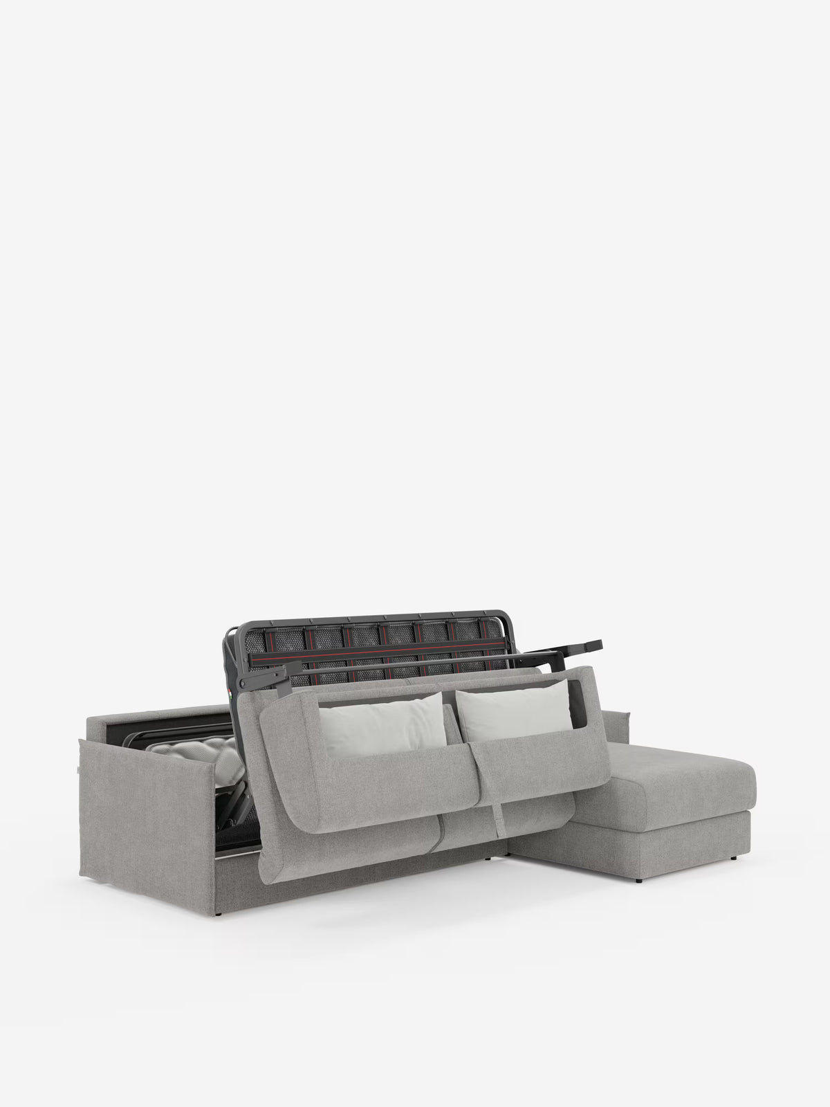 Un divano letto angolare con penisola contenitore Evans di colore grigio chiaro, disponibile su Divani.Store, caratterizzato da un design compatto in tessuto T23 resistente alle macchie, è raffigurato con la chaise longue sollevata per rivelare lo spazio di stivaggio nascosto contenente la biancheria da letto. Sono visibili due cuscini di seduta e cuscini decorativi, insieme al meccanismo di sollevamento a vista. Lo sfondo è bianco a tinta unita.