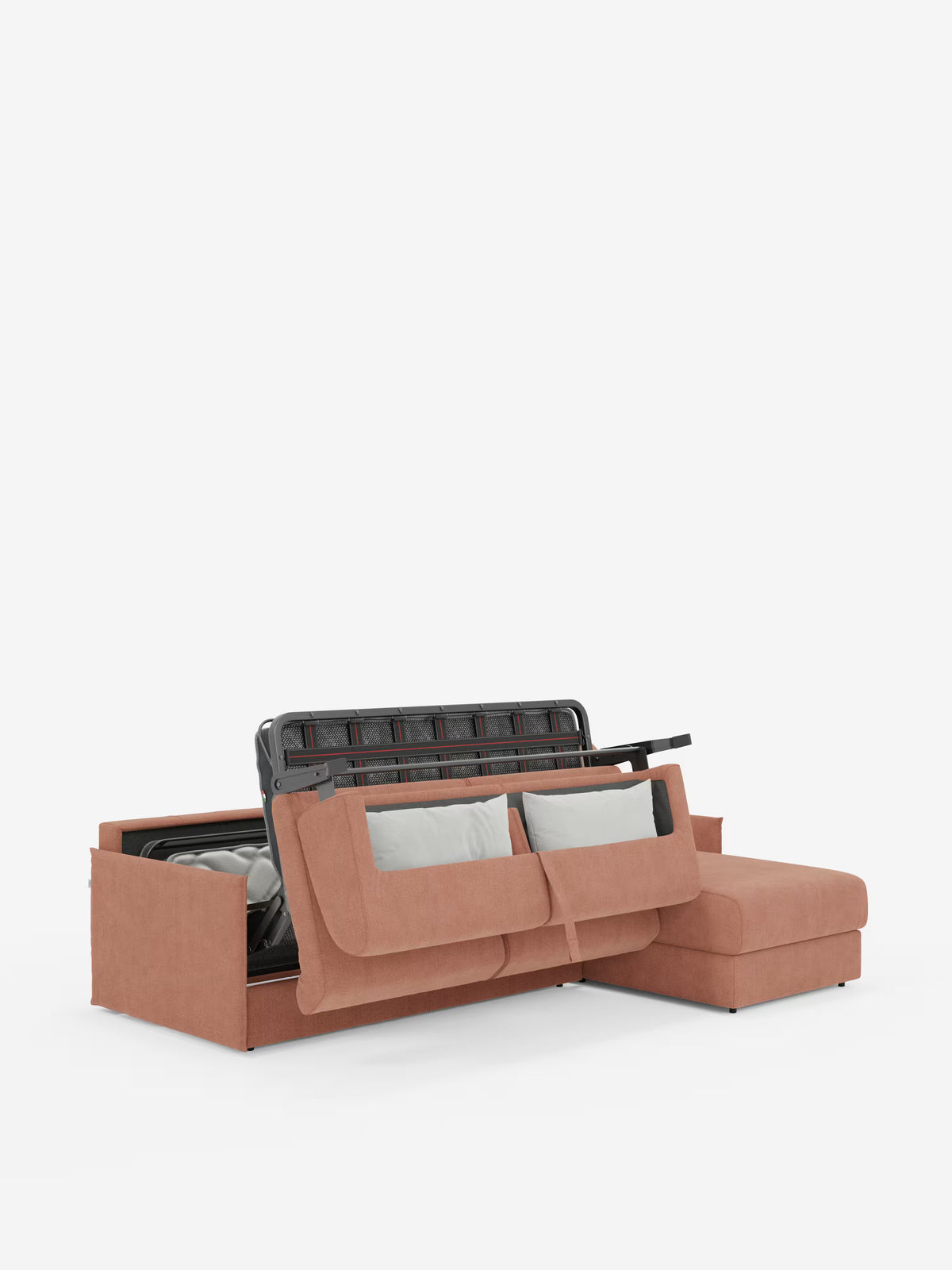 Un divano letto angolare con penisola contenitore Evans, color salmone, di Divani.Store, dotato di una chaise longue con cuscini sollevabili per mostrare l’ampio vano contenitore e di un meccanismo di apertura per il letto matrimoniale, è esposto su uno sfondo bianco liscio.