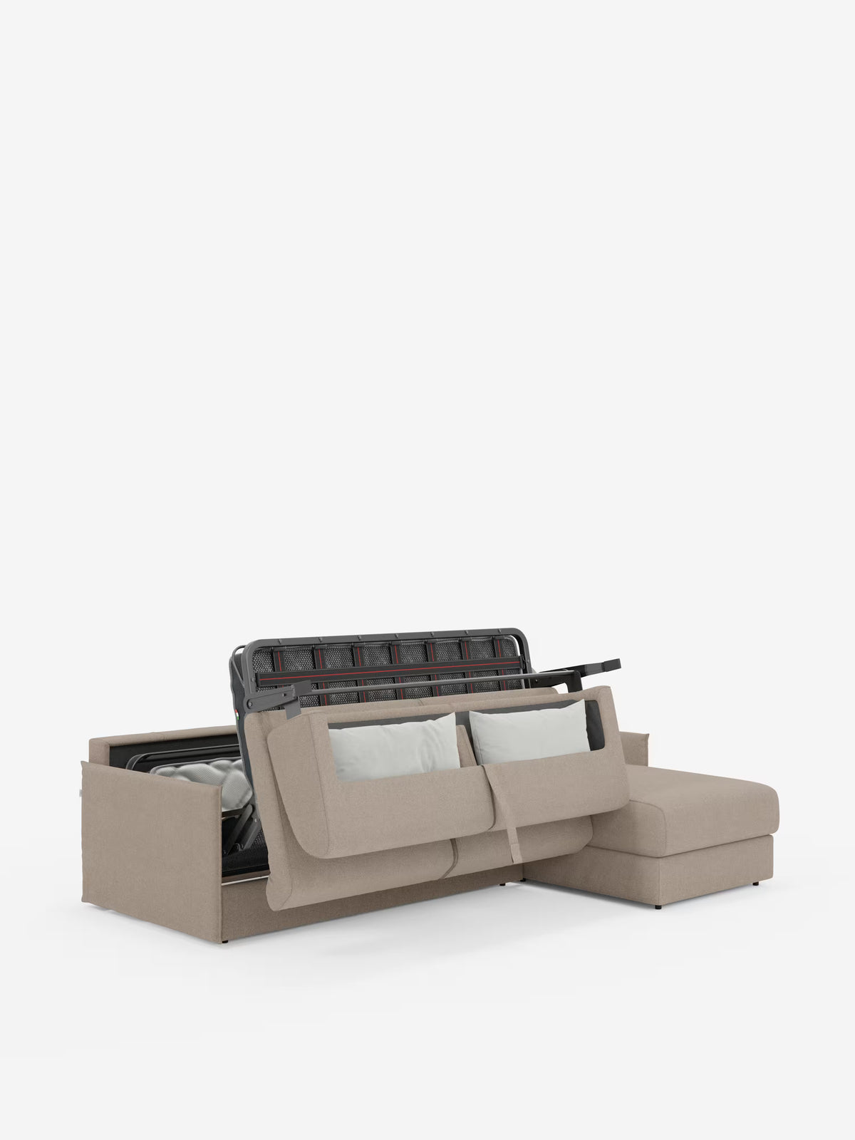 Il divano letto angolare con penisola contenitore Evans di Divani.Store è presentato nella versione beige, dotato di un meccanismo di apertura a libro e di uno spazio contenitivo all’interno della penisola contenitore. Due cuscini bianchi sono appoggiati sul divano, che presenta una chaise longue sul lato destro. L’immagine è ambientata su uno sfondo bianco a tinta unita.