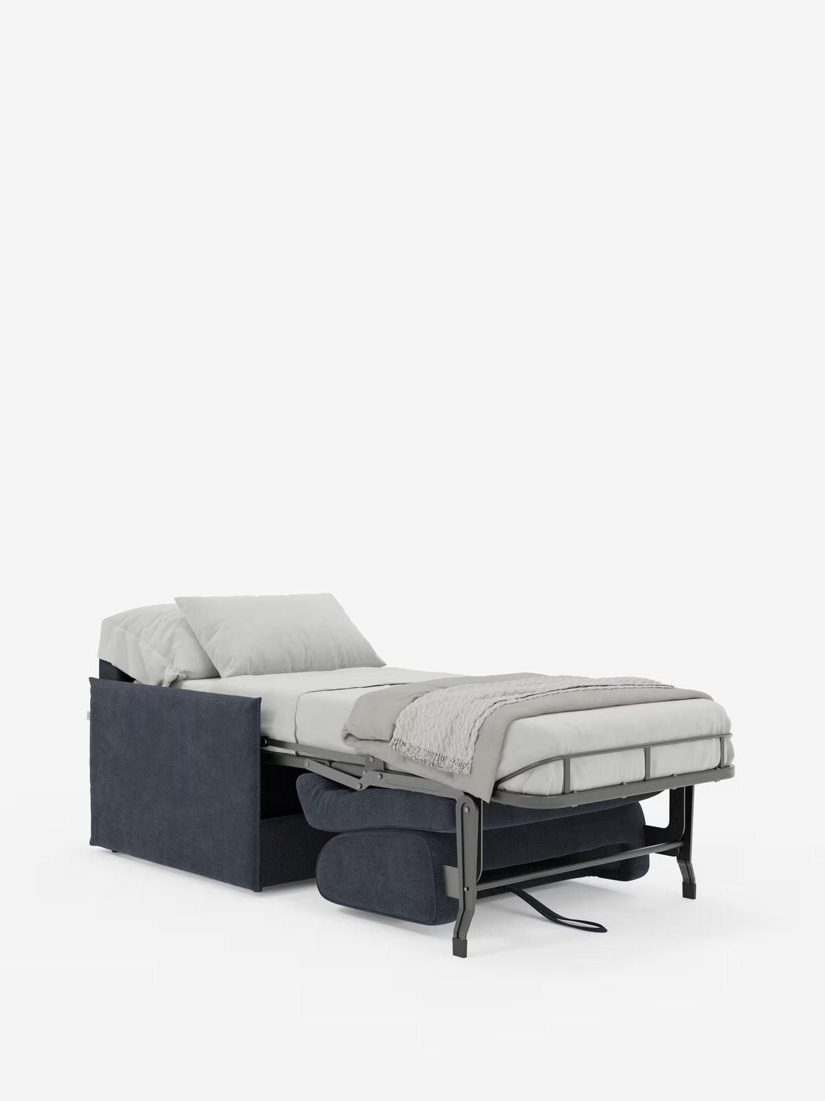 La poltrona letto compatta Evans con materasso di Divani.Store è una moderna poltrona letto salvaspazio di colore grigio scuro, rivestita in tessuto T23 sfoderabile e antimacchia. Una volta aperta, si trasforma in un letto singolo con una robusta struttura in metallo e include un materasso da 70x197 cm, biancheria da letto grigio chiaro, due cuscini e un plaid testurizzato. Sotto la seduta aperta sono visibili dei pannelli di supporto nascosti, il tutto su uno sfondo bianco a tinta unita.