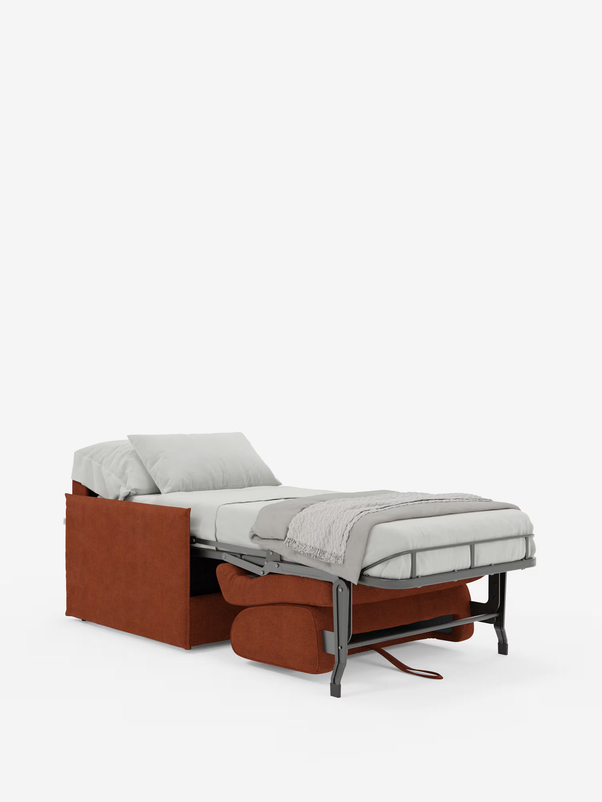 Una poltrona letto compatta Evans color ruggine di Divani.Store si trasforma in un letto singolo, con biancheria da letto grigio chiaro e una coperta grigia ripiegata sopra. La sua struttura in metallo si estende verso l'esterno per sostenere un materasso da 70x197 cm, con i cuscini riposti ordinatamente sotto il letto. Su uno sfondo bianco a tinta unita, questa pratica poltrona letto salvaspazio è rivestita in tessuto T23 sfoderabile e antimacchia.
