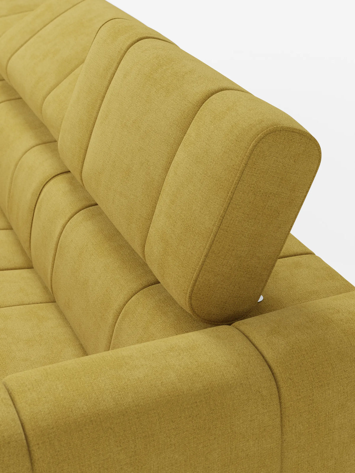 Divano modulare Giotto a 4 posti con poggiatesta reclinabili e funzione relax elettrica opzionale, rivestito in tessuto smacchiabile T23 di colore giallo senape, con trama a rilievo e trapuntatura a canali, dotato di poggiatesta regolabile su uno sfondo bianco a tinta unita.